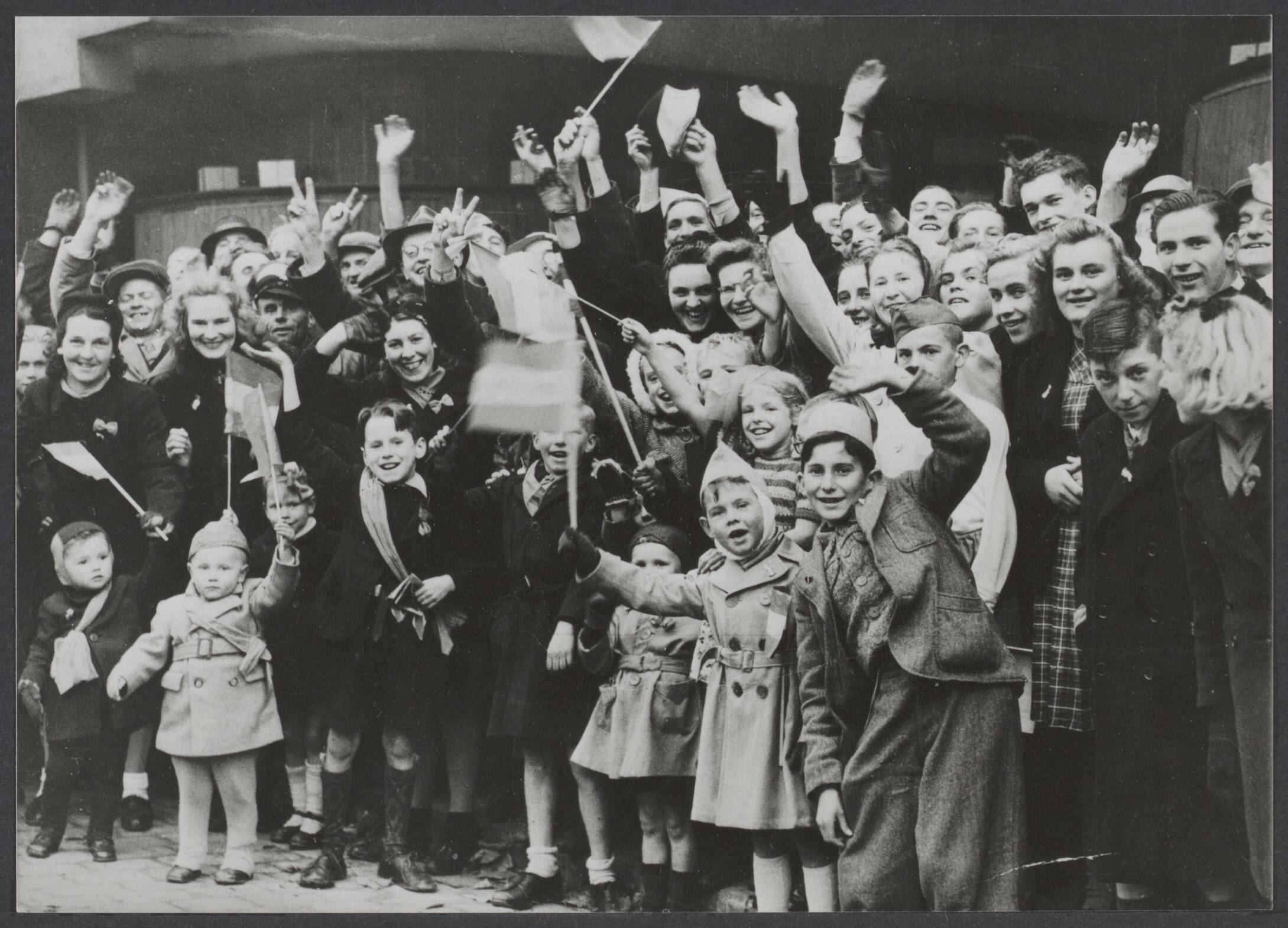 Bevrijding(sfeesten) Nederland, geen plaats vermeld — Geen bijschrift [Bevrijding van Breda, october 1944] — Foto: Onbekend / Publiek Domein of Rechtenvrij. Licentie: Set B: Rechtenvrij / Publiek Domein. Bron: Nationaal Archief. http://hdl.handle.net/10648/1f154f32-d081-ba8d-3f06-119a652fd2fc