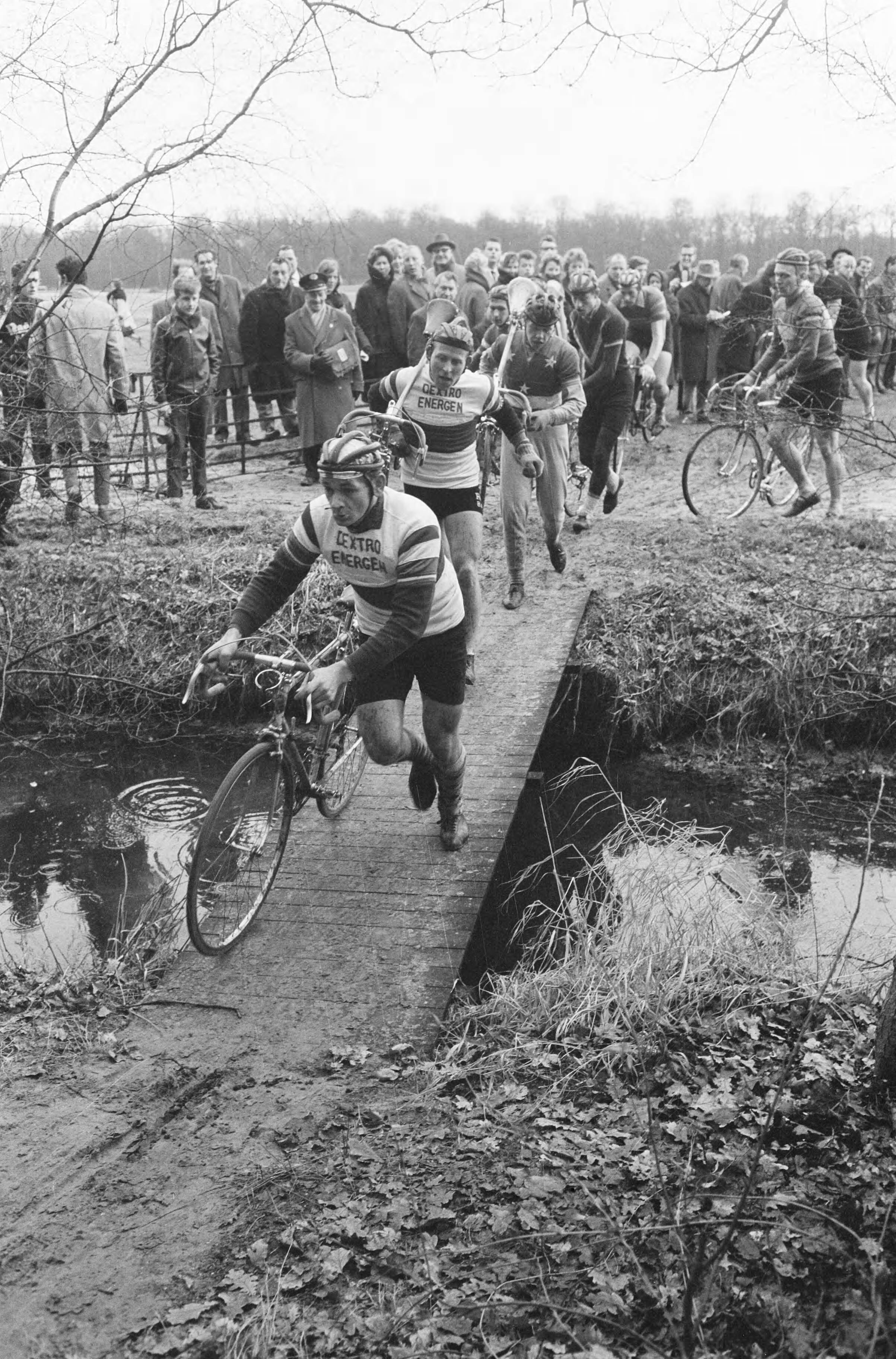 Fotocollectie Anefo — Cycle-cross Katerkoers in sportpark Duinhorst te Wassenaar. Coureurs rennen over een bruggetje met fieta aan de hand of op schouder — Foto: Pot, Harry / Anefo. Licentie: Set B: Rechtenvrij / Publiek Domein. Bron: Nationaal Archief. http://hdl.handle.net/10648/a9f2a326-d0b4-102d-bcf8-003048976d84