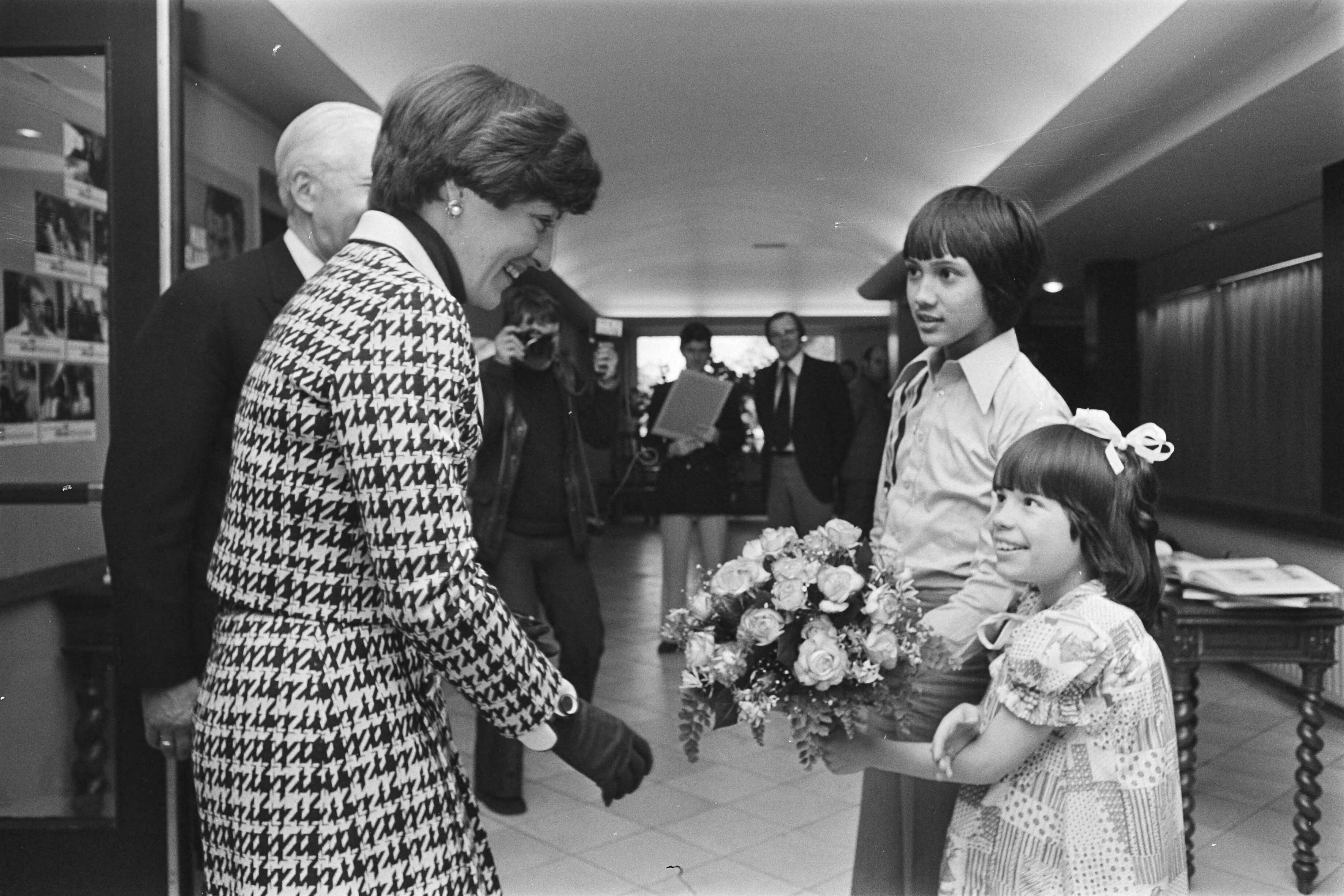 Fotocollectie Anefo — Prinses Margriet bij jubileum Centraal Genootschap Kinderherstellingsoorden in Laren; Margriet krijgt bloemen aangeboden door twee patientjes — Foto: Peters, Hans / Anefo. Licentie: Set B: Rechtenvrij / Publiek Domein. Bron: Nationaal Archief. http://hdl.handle.net/10648/ac9bc38c-d0b4-102d-bcf8-003048976d84
