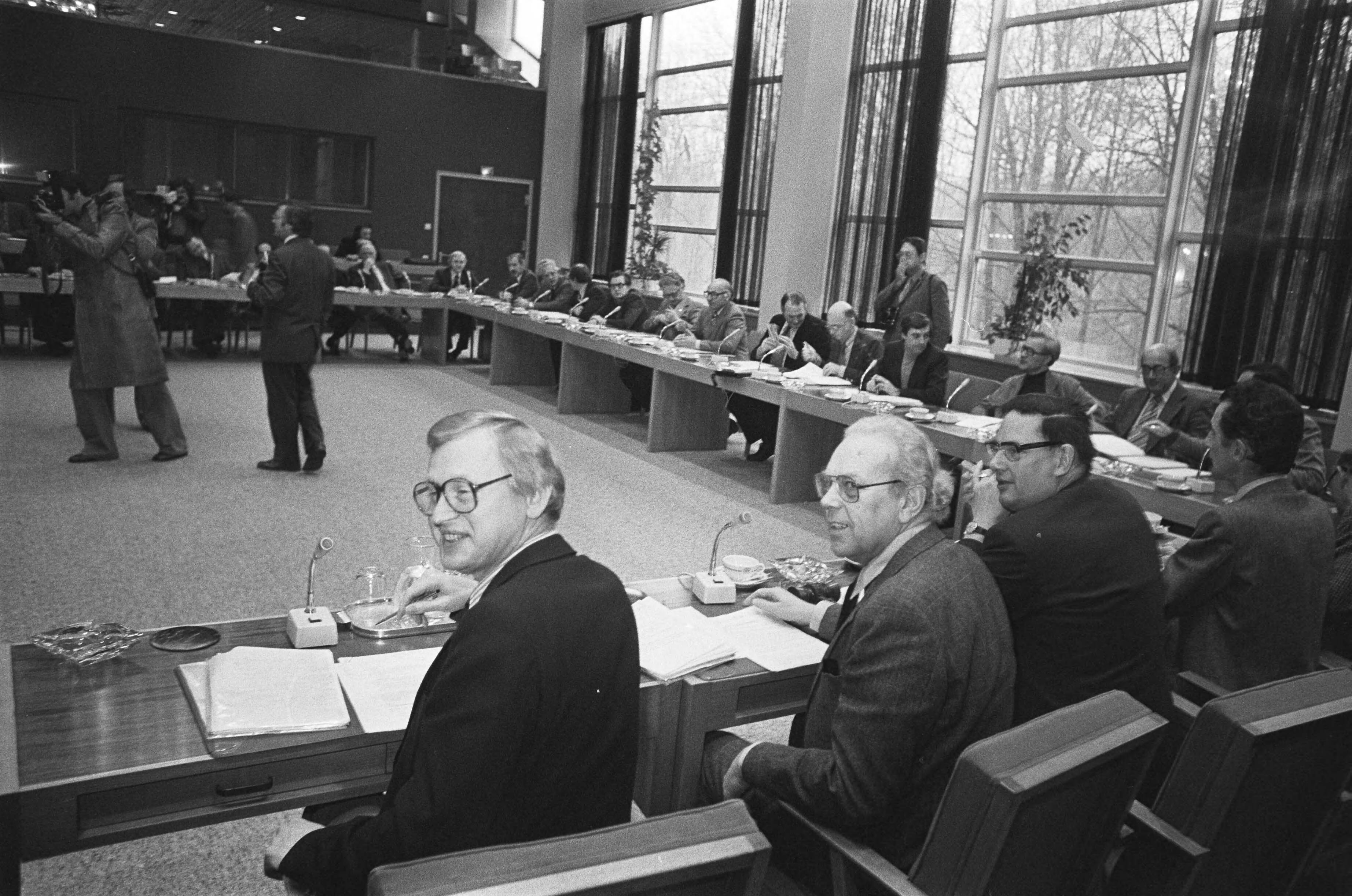 Fotocollectie Anefo — Orientatiegesprek regering/werkgevers/werknemers in SER gebouw Den Haag — Foto: Verhoeff, Bert / Anefo. Licentie: Set B: Rechtenvrij / Publiek Domein. Bron: Nationaal Archief. http://hdl.handle.net/10648/aca9c2b6-d0b4-102d-bcf8-003048976d84