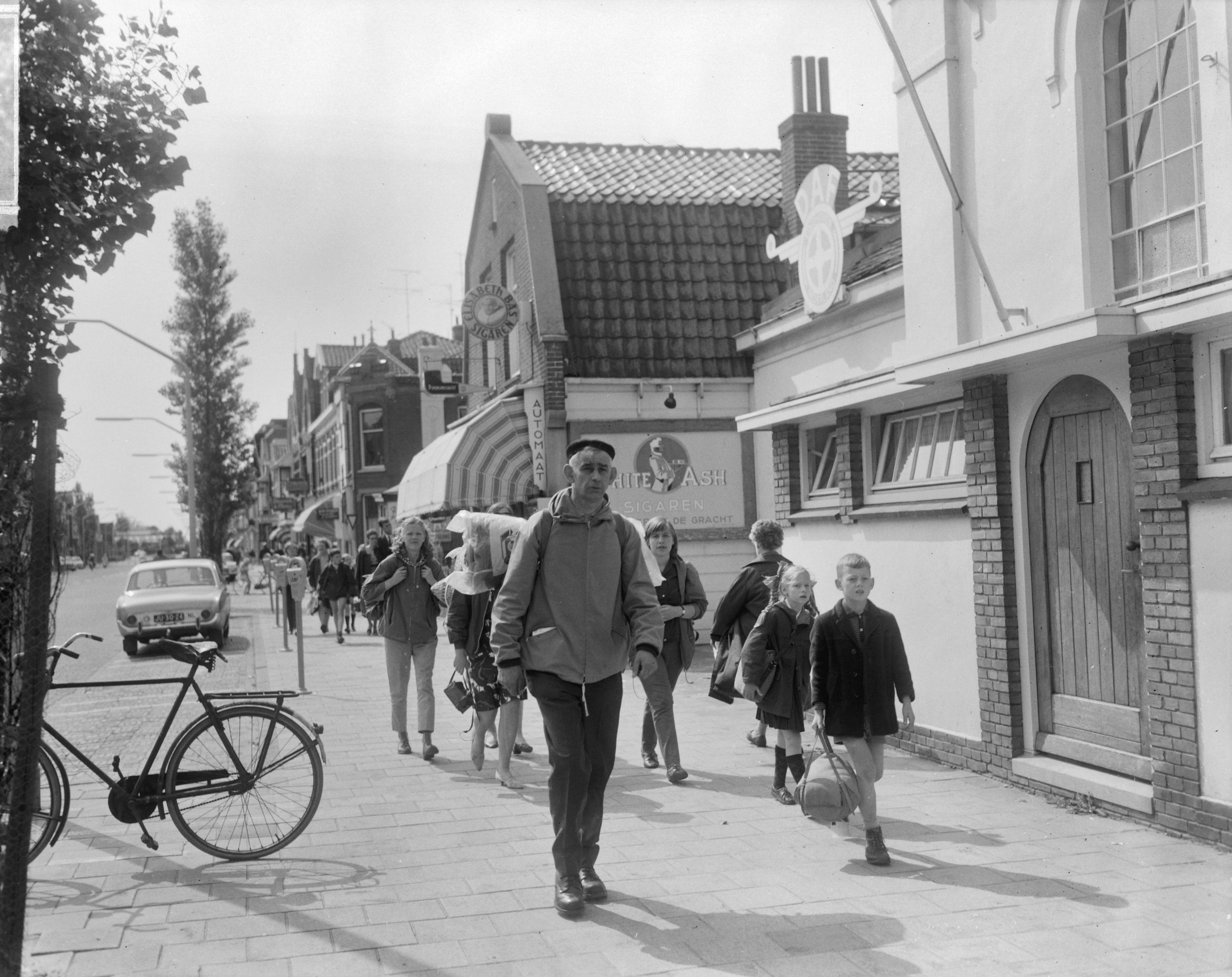 Fotocollectie Anefo — Tochtgenoten van St. Franciscus te Zaandam gestart voor 7-daagse voettocht, de wandelaars op weg — Foto: Bilsen, Joop van / Anefo. Licentie: Set B: Rechtenvrij / Publiek Domein. Bron: Nationaal Archief. http://hdl.handle.net/10648/aab82650-d0b4-102d-bcf8-003048976d84