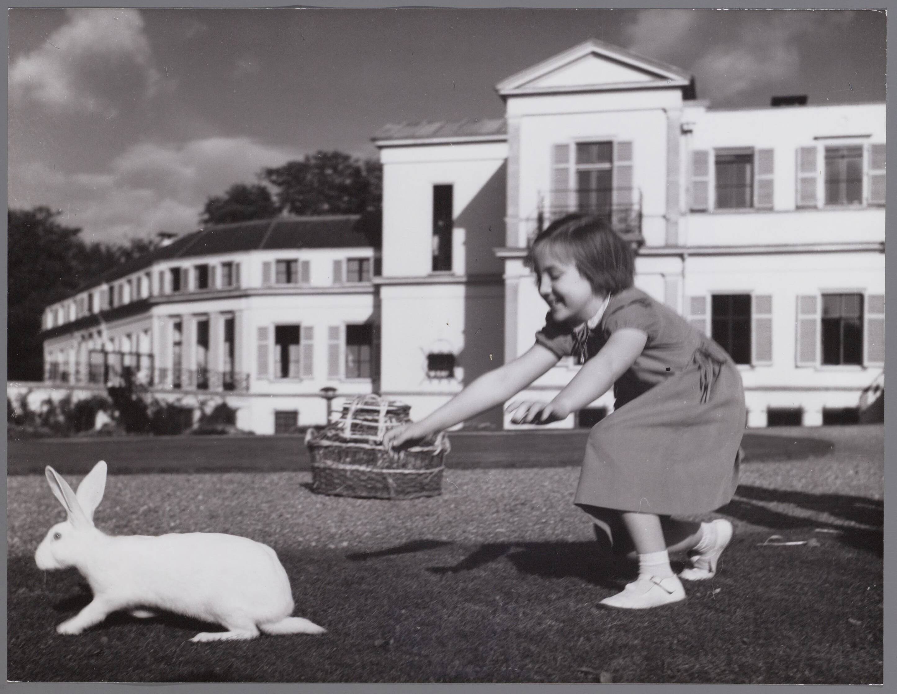 Fotocollectie RVD / Koninklijk Huis — Prinses Margriet met konijn bij Paleis Soestdijk — Foto: Onbekend / RVD. Licentie: Set B: Rechtenvrij / Publiek Domein. Bron: Nationaal Archief. http://hdl.handle.net/10648/afae6e94-d0b4-102d-bcf8-003048976d84
