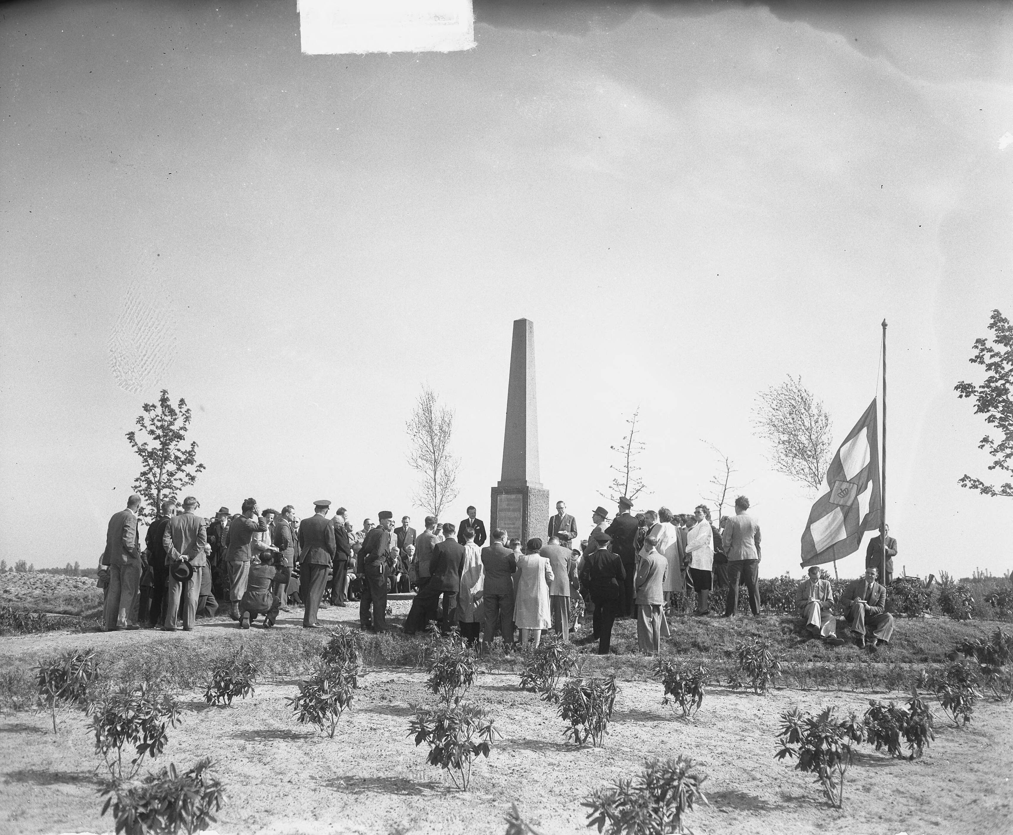 Jaarvergadering in Breda van de KNVvL — Jaarvergadering in Breda van de Kon. Ned. Ver. voor Luchtvaart (KNVvL). Herdenking bij monument Etten-Leur [gedenknaald eerste vlucht boven Nederland in 1909]. Redevoering van waarnemend voorzitter C. Kolff — Foto: Merk, Ben / Anefo. Licentie: Set B: Rechtenvrij / Publiek Domein. Bron: Nationaal Archief. http://hdl.handle.net/10648/a8c9cf9c-d0b4-102d-bcf8-003048976d84