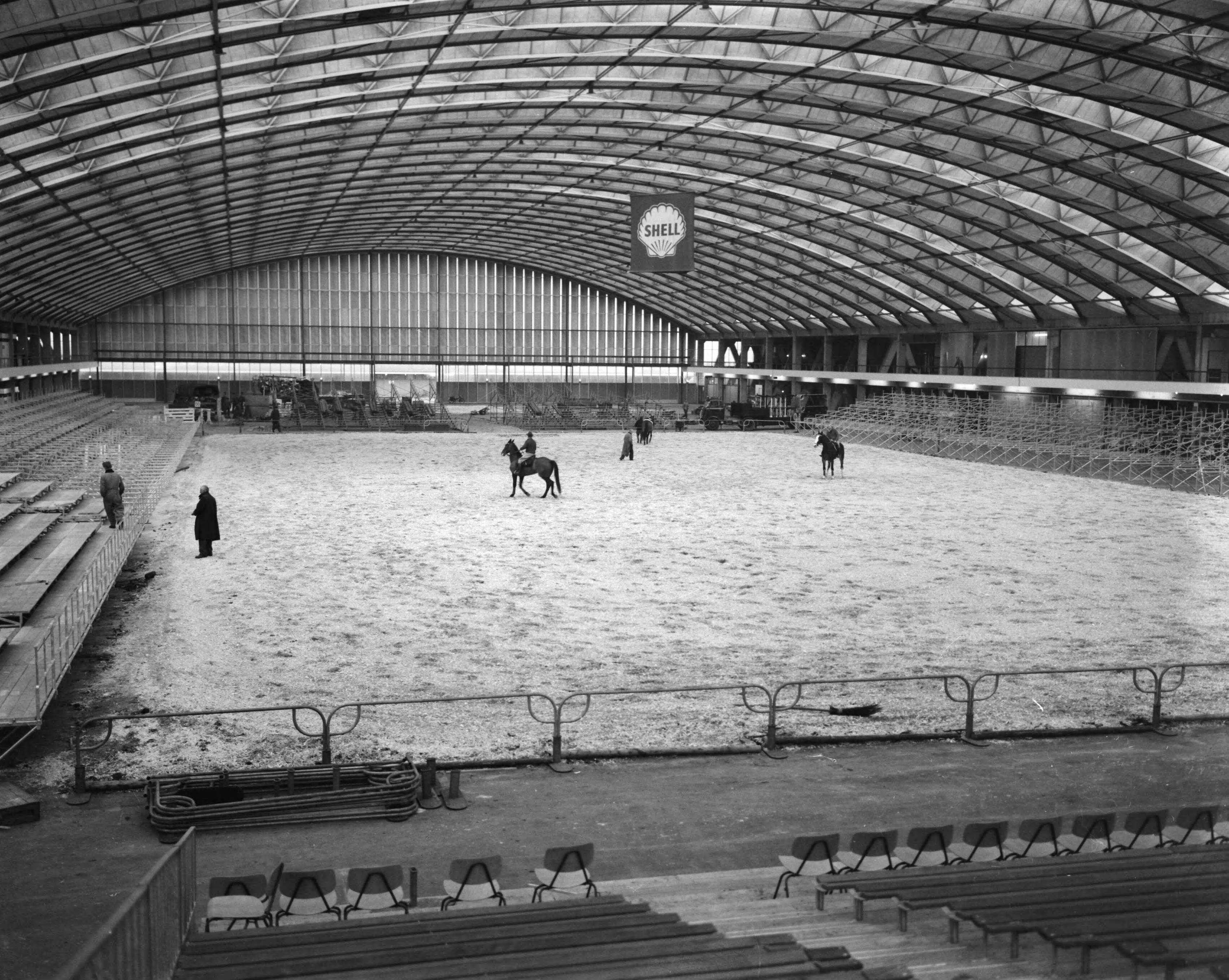 Fotocollectie Anefo — Voorbereidingen voor het Indoor Concours Hippique "Jumping Amsteram" in de Europahal van de RAI te Amsterdam — Foto: Rossem, Wim van / Anefo. Licentie: Set B: Rechtenvrij / Publiek Domein. Bron: Nationaal Archief. http://hdl.handle.net/10648/ad794612-d0b4-102d-bcf8-003048976d84
