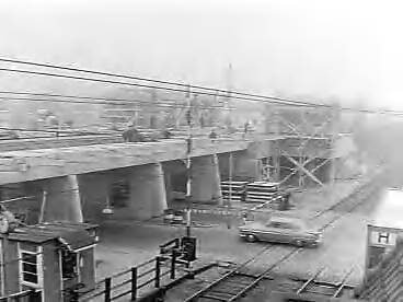 Fotocollectie Anefo — Bouw spoorwegviaduct bij Heemstede — Foto: Pot, Harry / Anefo. Licentie: Set B: Rechtenvrij / Publiek Domein. Bron: Nationaal Archief. http://hdl.handle.net/10648/a96f44d6-d0b4-102d-bcf8-003048976d84