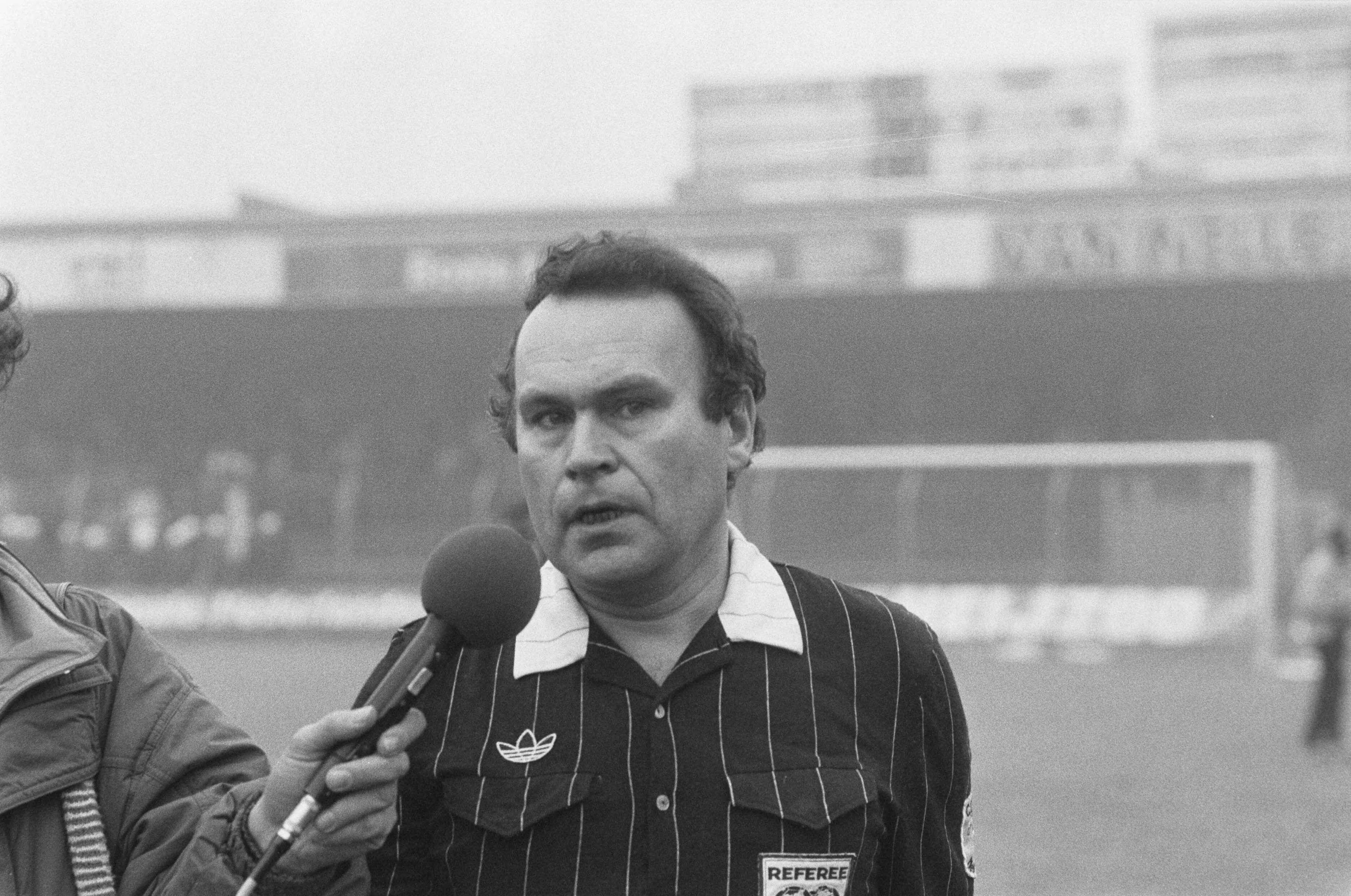 Fotocollectie Anefo — Supportersrellen tijdens Den Haag tegen Ajax in Den Haag ; scheidsrechter Van Ettekoven wordt geinterviewd — Foto: Molendijk, Bart / Anefo. Licentie: Set B: Rechtenvrij / Publiek Domein. Bron: Nationaal Archief. http://hdl.handle.net/10648/ad5d6a6e-d0b4-102d-bcf8-003048976d84