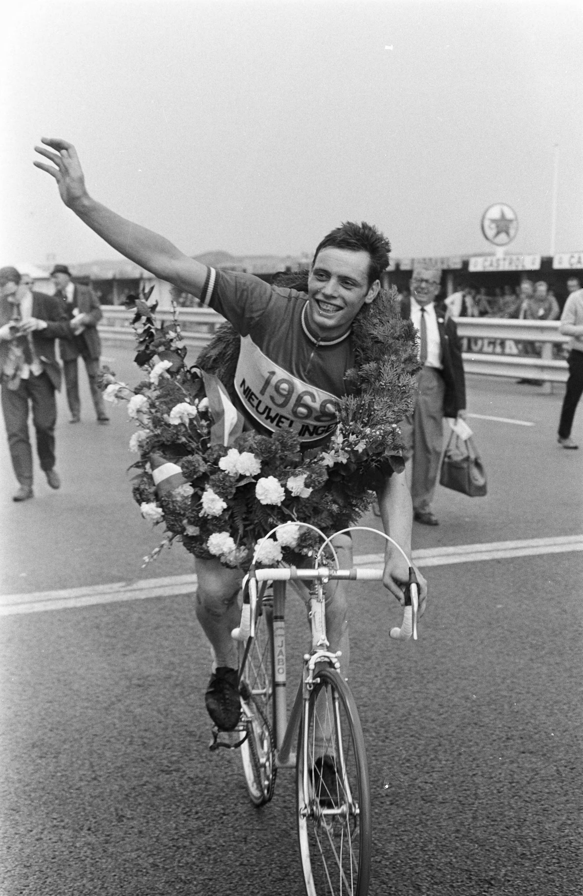 Fotocollectie Anefo — Kampioenschap van Nederland Wielrennen, nieuwelingen te Zandvoort. Sjaak Deckers maakt zijn ereronde — Foto: Kroon, Ron / Anefo. Licentie: Set B: Rechtenvrij / Publiek Domein. Bron: Nationaal Archief. http://hdl.handle.net/10648/ab46d472-d0b4-102d-bcf8-003048976d84