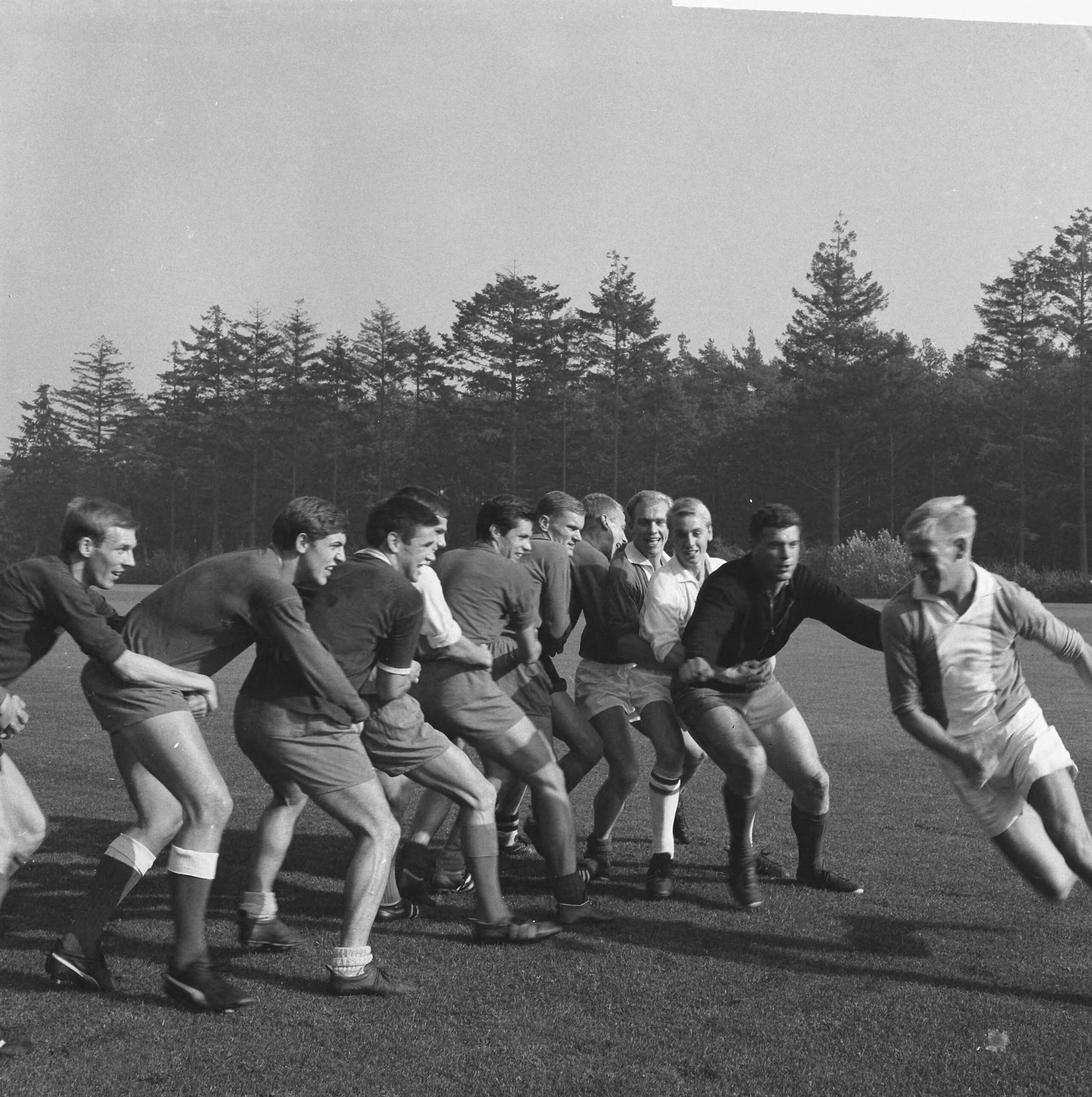 Fotocollectie Anefo — Training van Jong Oranje te Zeist. Spelers tijdens de training — Foto: Kroon, Ron / Anefo. Licentie: Set B: Rechtenvrij / Publiek Domein. Bron: Nationaal Archief. http://hdl.handle.net/10648/aac44a84-d0b4-102d-bcf8-003048976d84