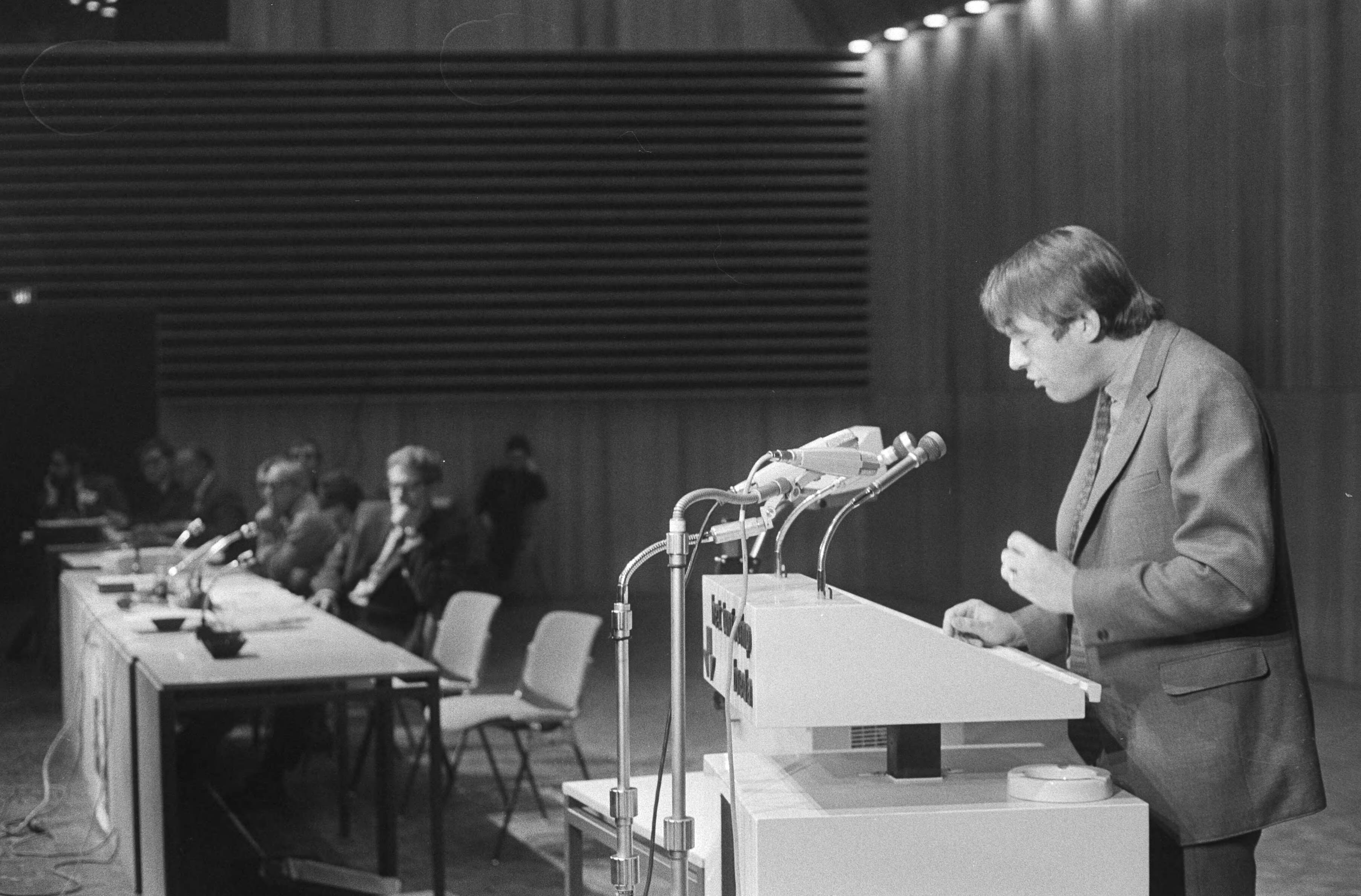 Fotocollectie Anefo — Congres D66 in Turfschip, Breda; Van Mierlo aan het woord — Foto: Mieremet, Rob / Anefo. Licentie: Set B: Rechtenvrij / Publiek Domein. Bron: Nationaal Archief. http://hdl.handle.net/10648/abadcb78-d0b4-102d-bcf8-003048976d84