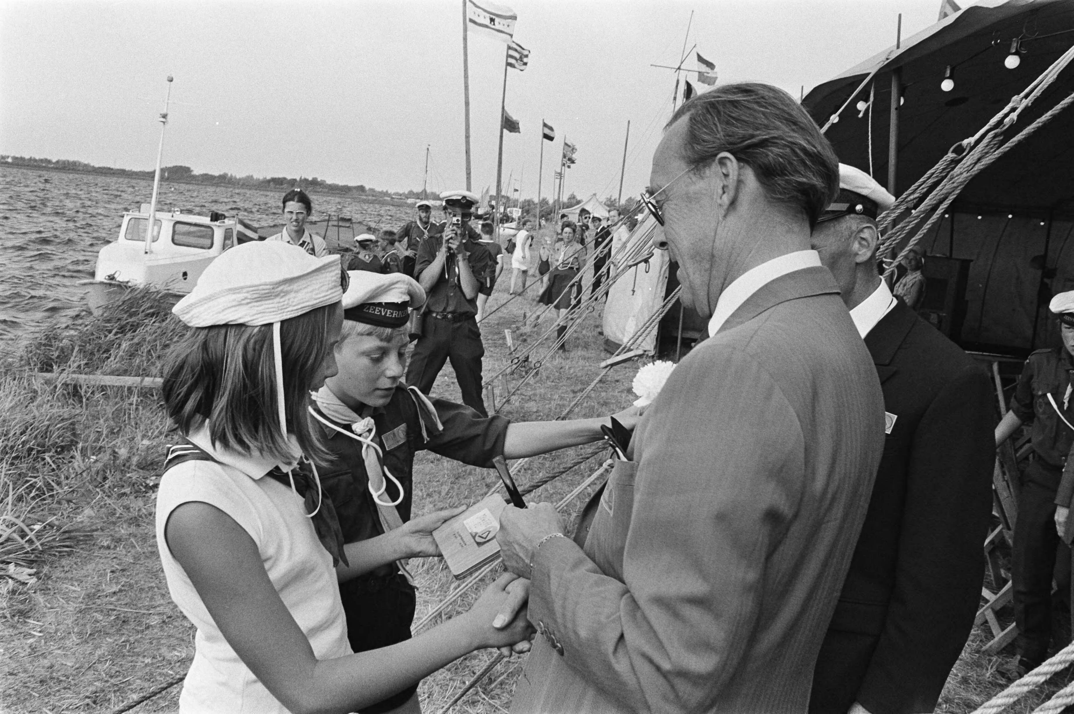 Fotocollectie Anefo — Prins Bernhard bij Nationaal Waterkamp 1970 te Vinkeveen — Foto: Evers, Joost / Anefo. Licentie: Set B: Rechtenvrij / Publiek Domein. Bron: Nationaal Archief. http://hdl.handle.net/10648/ab9badee-d0b4-102d-bcf8-003048976d84
