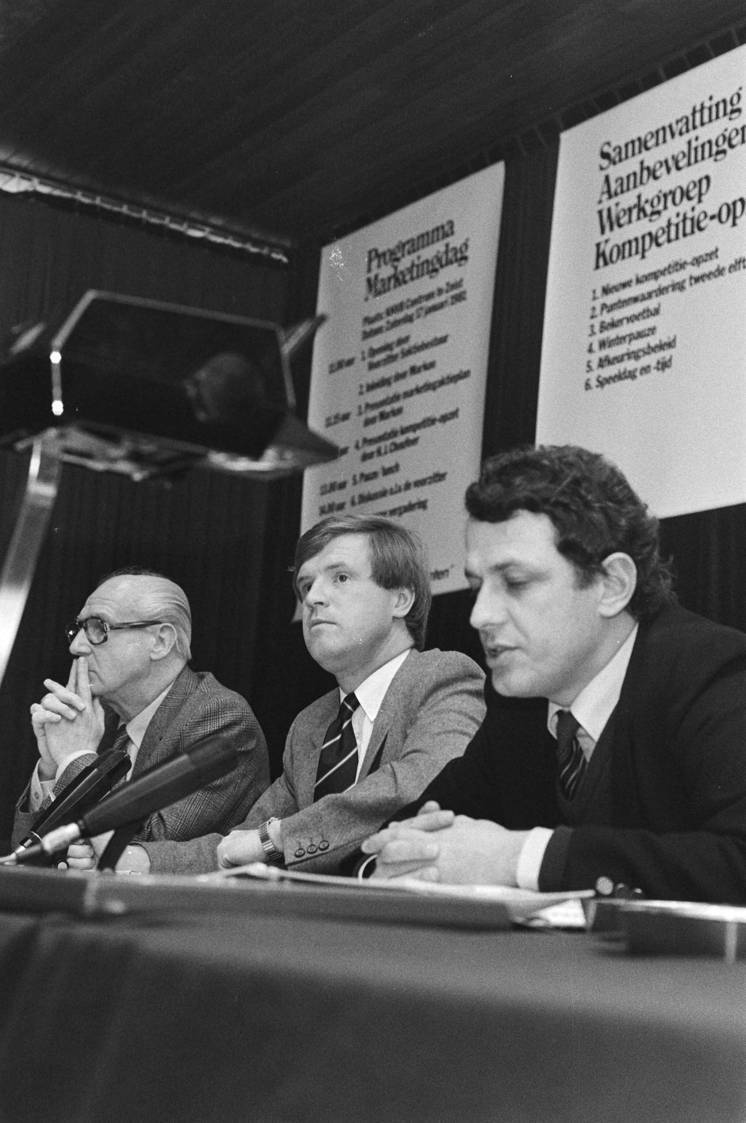 Fotocollectie Anefo — Marketingdag in Zeist door de sectie Betaald Voetbal van de KNVB met v.l.n.r. Herman Choufoer, voorzitter Eric Vilé en Dhr. Verdonk van marketingbureau Marco — Foto: Croes, Rob C. / Anefo. Licentie: Set B: Rechtenvrij / Publiek Domein. Bron: Nationaal Archief. http://hdl.handle.net/10648/acf2afb2-d0b4-102d-bcf8-003048976d84