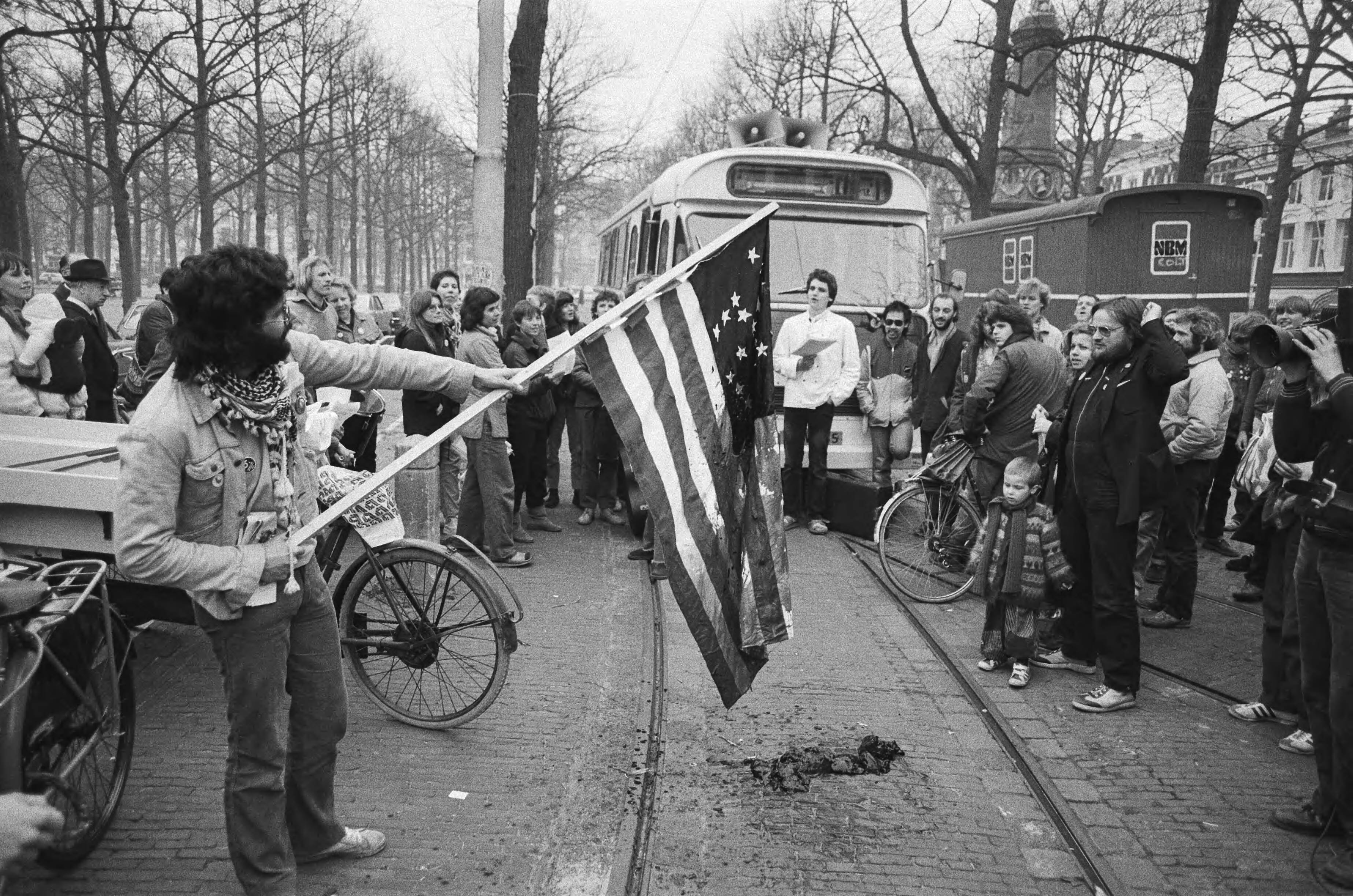 Fotocollectie Anefo — Anti-interventiekaravaan vertrekt bij Amerikaanse ambassafr in Den Haag om door NL te trekken — Foto: Antonisse, Marcel / Anefo. Licentie: Set B: Rechtenvrij / Publiek Domein. Bron: Nationaal Archief. http://hdl.handle.net/10648/ad146f26-d0b4-102d-bcf8-003048976d84