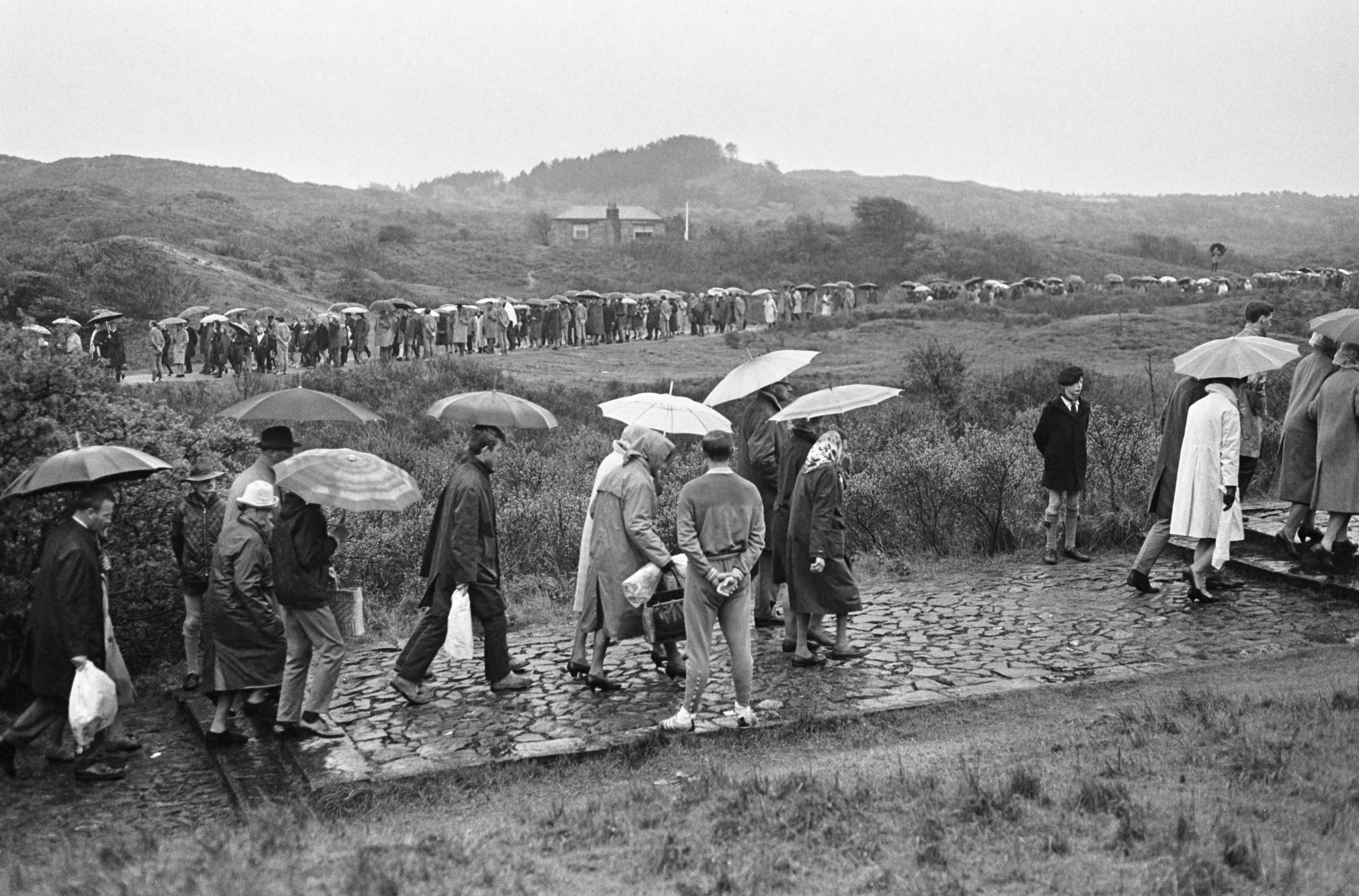 Fotocollectie Anefo — Dodenherdenking op erebegraafplaats te Overveen, tocht door de duinen — Foto: Kroon, Ron / Anefo. Licentie: Set B: Rechtenvrij / Publiek Domein. Bron: Nationaal Archief. http://hdl.handle.net/10648/aae87e2c-d0b4-102d-bcf8-003048976d84