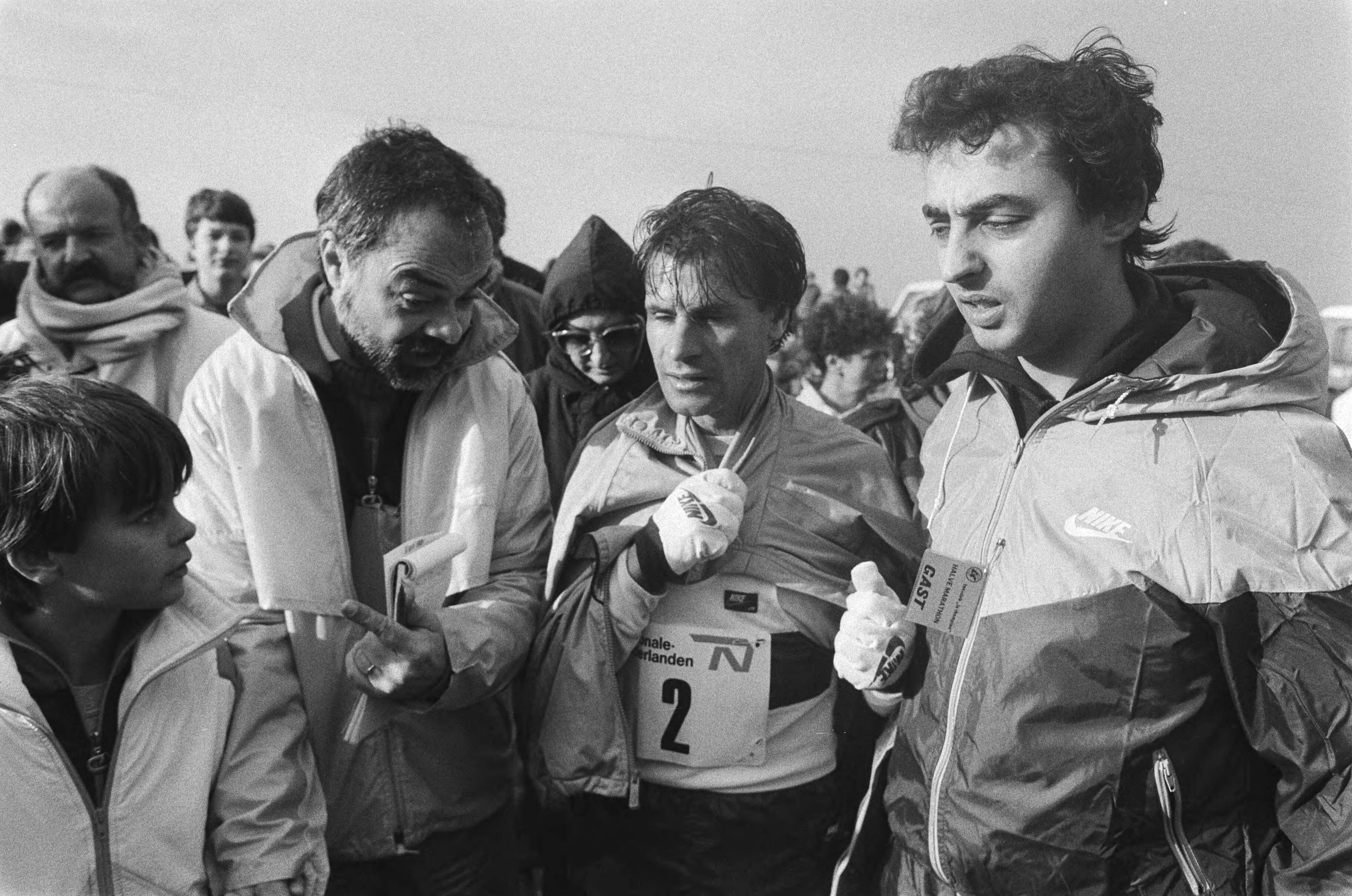 14e halve marathon in Egmond aan Zee — Carlos Lopez teleurgesteld na het behalen van de 4e plaats — Foto: Croes, Rob C. / Anefo. Licentie: Set B: Rechtenvrij / Publiek Domein. Bron: Nationaal Archief. http://hdl.handle.net/10648/ad4e8a76-d0b4-102d-bcf8-003048976d84