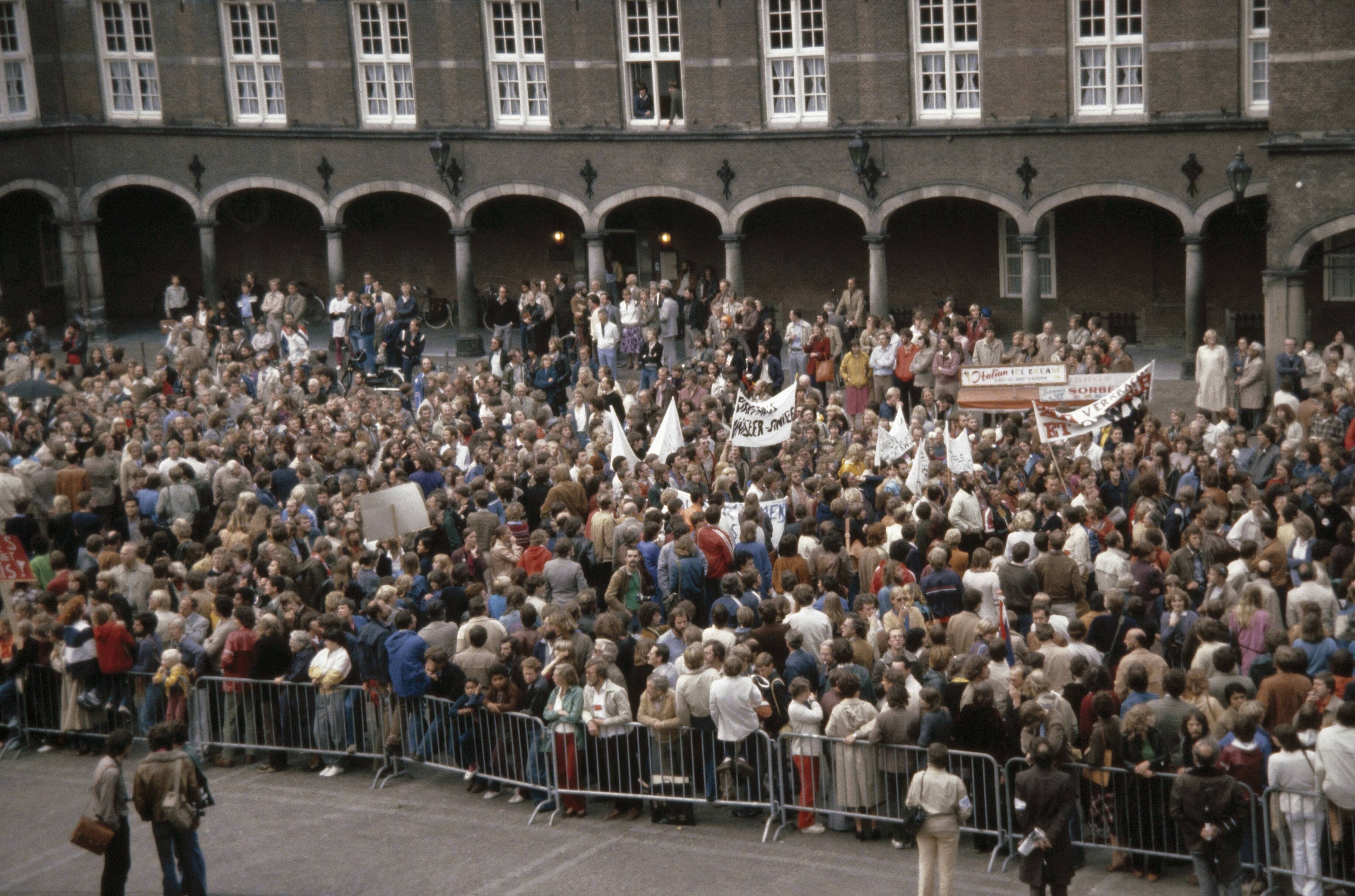 Fotocollectie Anefo — Landelijke onderwijsdem. in Den Haag tegen onderwijsbeleid (+ korting salarissen) van minister Pais — Foto: Croes, Rob C. / Anefo. Licentie: Set B: Rechtenvrij / Publiek Domein. Bron: Nationaal Archief. http://hdl.handle.net/10648/ad8a1b18-d0b4-102d-bcf8-003048976d84