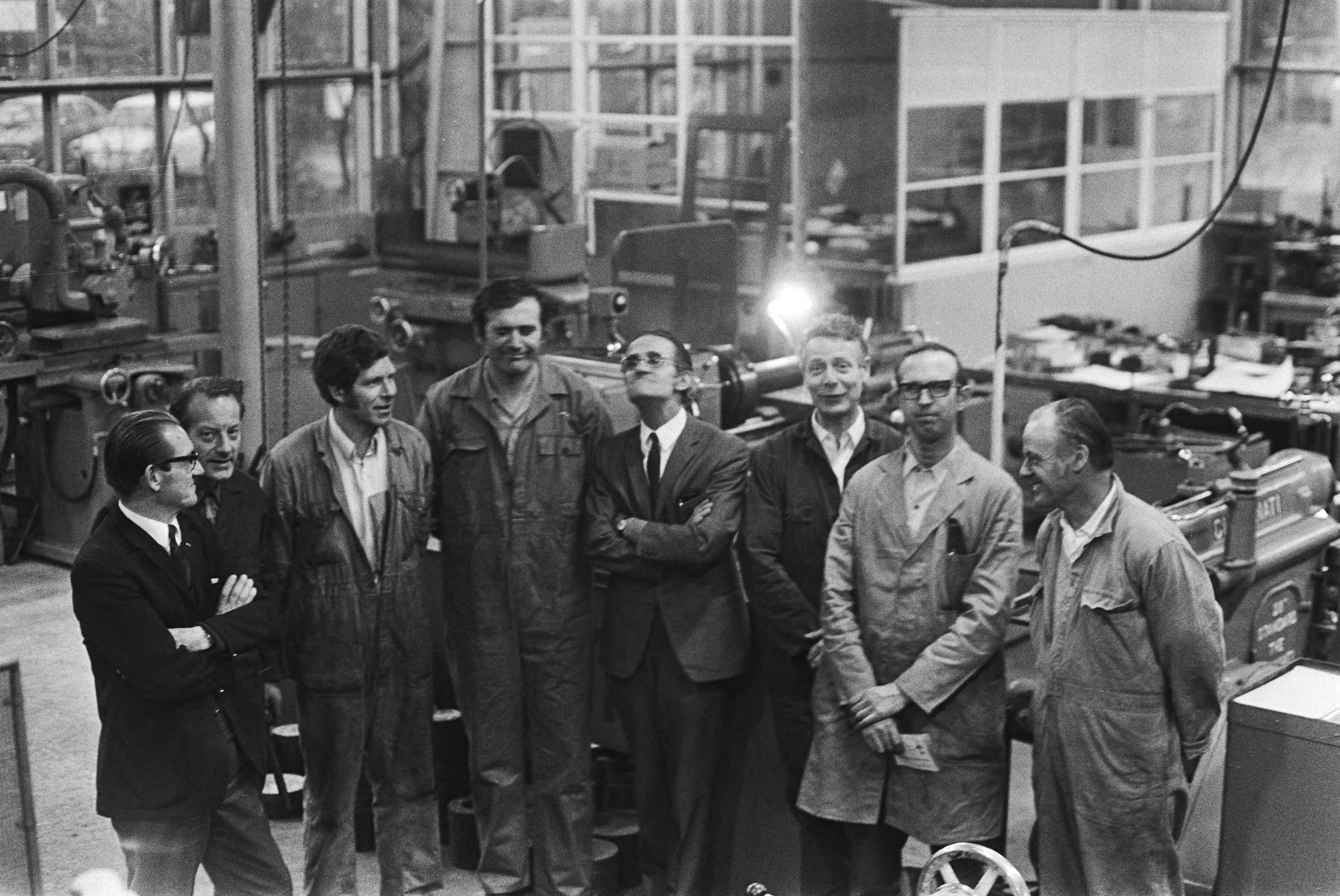 Fotocollectie Anefo — Ex-werknemers blikfabriek Thomassen en Drijver-Verblifa Krommenie, hebben eigen fabriek "Gereedschapsmakerij de Acht" — Foto: Mieremet, Rob / Anefo. Licentie: Set B: Rechtenvrij / Publiek Domein. Bron: Nationaal Archief. http://hdl.handle.net/10648/ababd016-d0b4-102d-bcf8-003048976d84