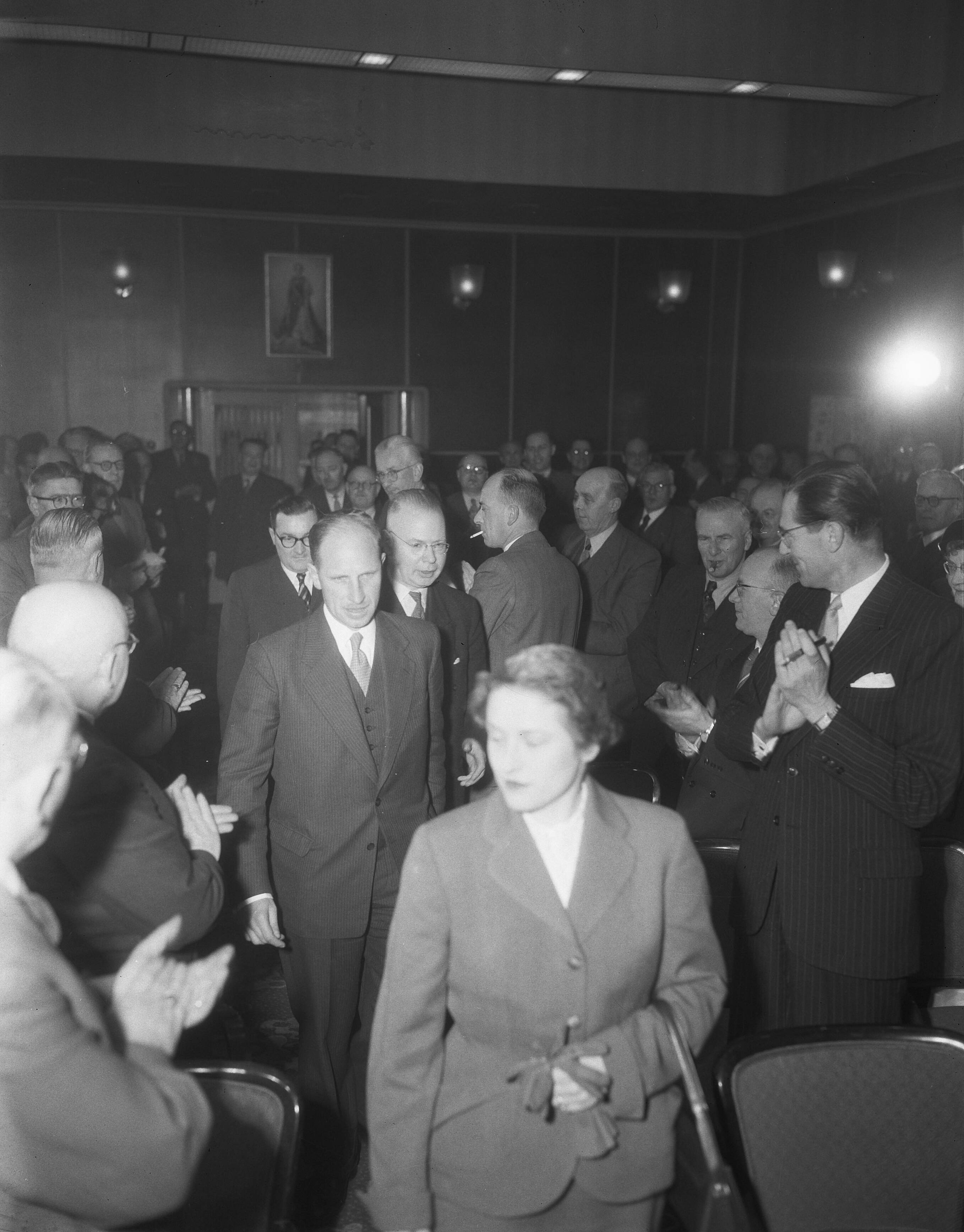 Fotocollectie Anefo — KVP Partijraadsvegadering te Utrecht. Installatie van mr. H.W. van Doorn als nieuwe voorzitter. Van Doorn betreed de zaal, voorafgegaan door zijn echtgenote C.C.M. de Jager — Foto: Duinen, G.W. van / Anefo. Licentie: Set B: Rechtenvrij / Publiek Domein. Bron: Nationaal Archief. http://hdl.handle.net/10648/a91bab78-d0b4-102d-bcf8-003048976d84
