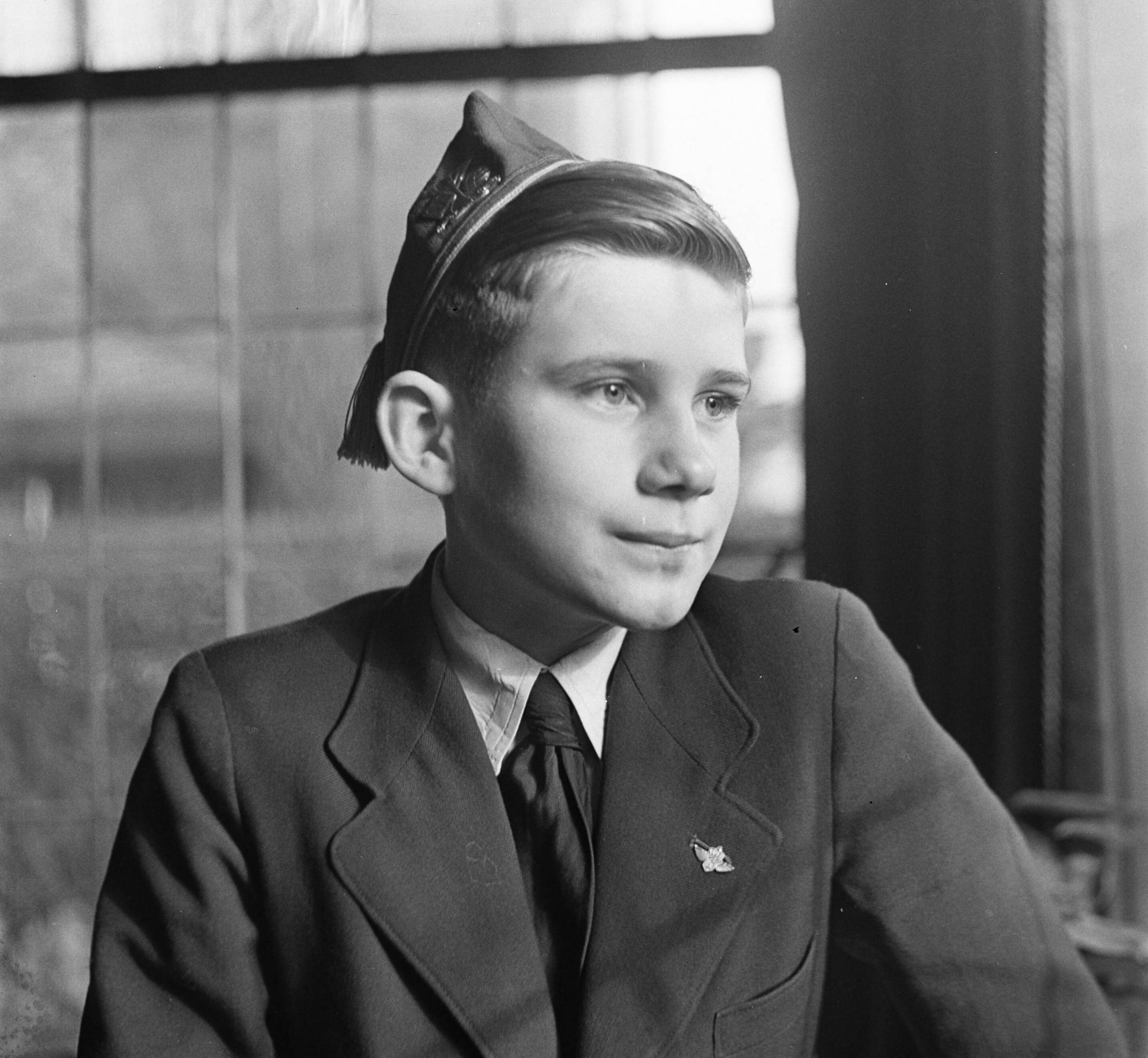 Fotocollectie Anefo — Opdracht Heer Smulders Voorburg. Kinderfoto's. Jongen met muts in venster — Foto: Bilsen, Joop van / Anefo. Licentie: Set B: Rechtenvrij / Publiek Domein. Bron: Nationaal Archief. http://hdl.handle.net/10648/a906e6c0-d0b4-102d-bcf8-003048976d84