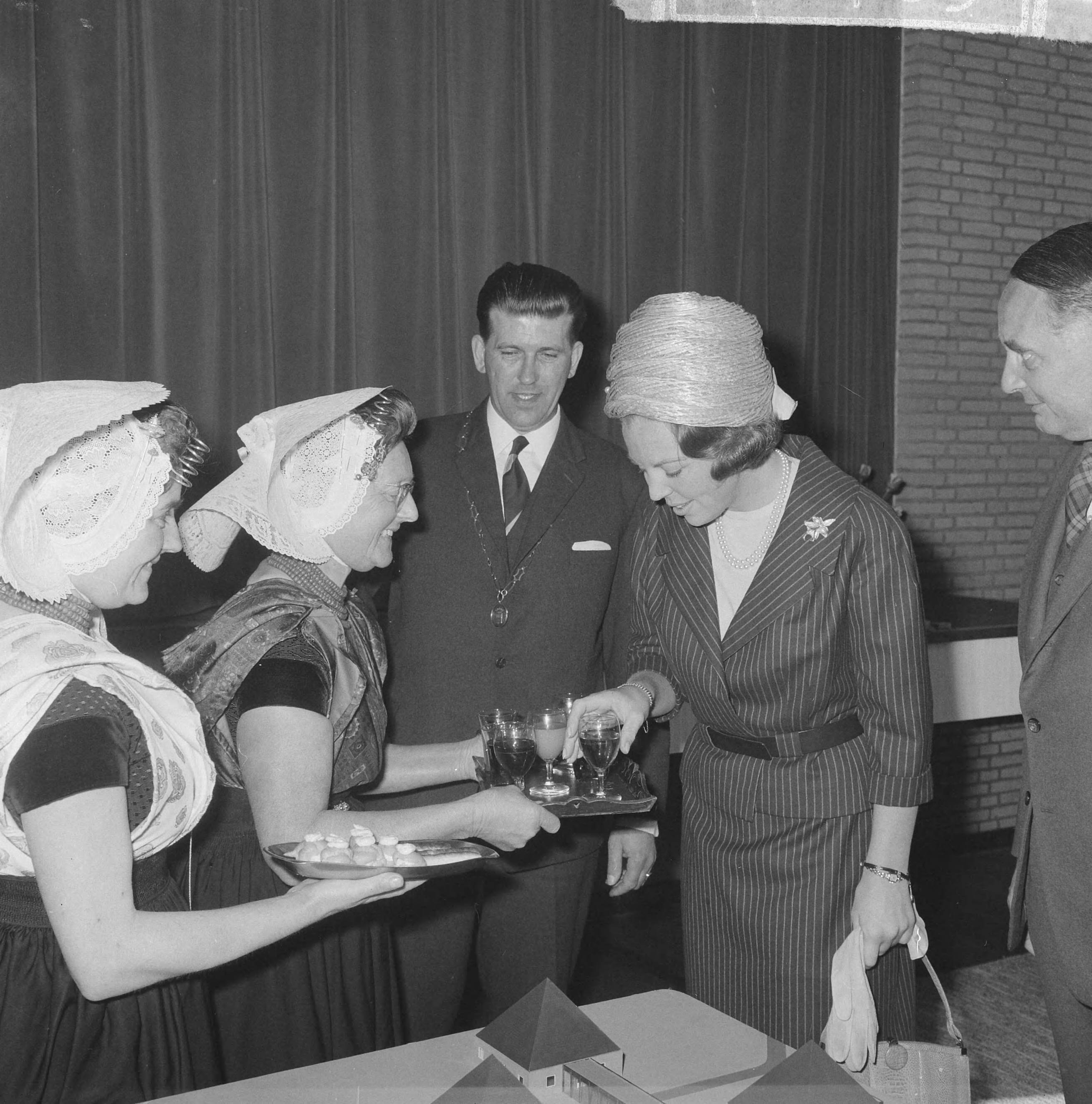 Fotocollectie Anefo — Prinses Beatrix was aanwezig bij de eerste steenlegging voor het jongerenontmoetingscentrum "Het Zilveren Schor" nabij Arnemuiden, prinses Beatrix neemt een glaasje sherry. Naast haar burgemeester A. Hack — Foto: Nijs, Jac. de / Anefo. Licentie: Set B: Rechtenvrij / Publiek Domein. Bron: Nationaal Archief. http://hdl.handle.net/10648/aaa1badc-d0b4-102d-bcf8-003048976d84