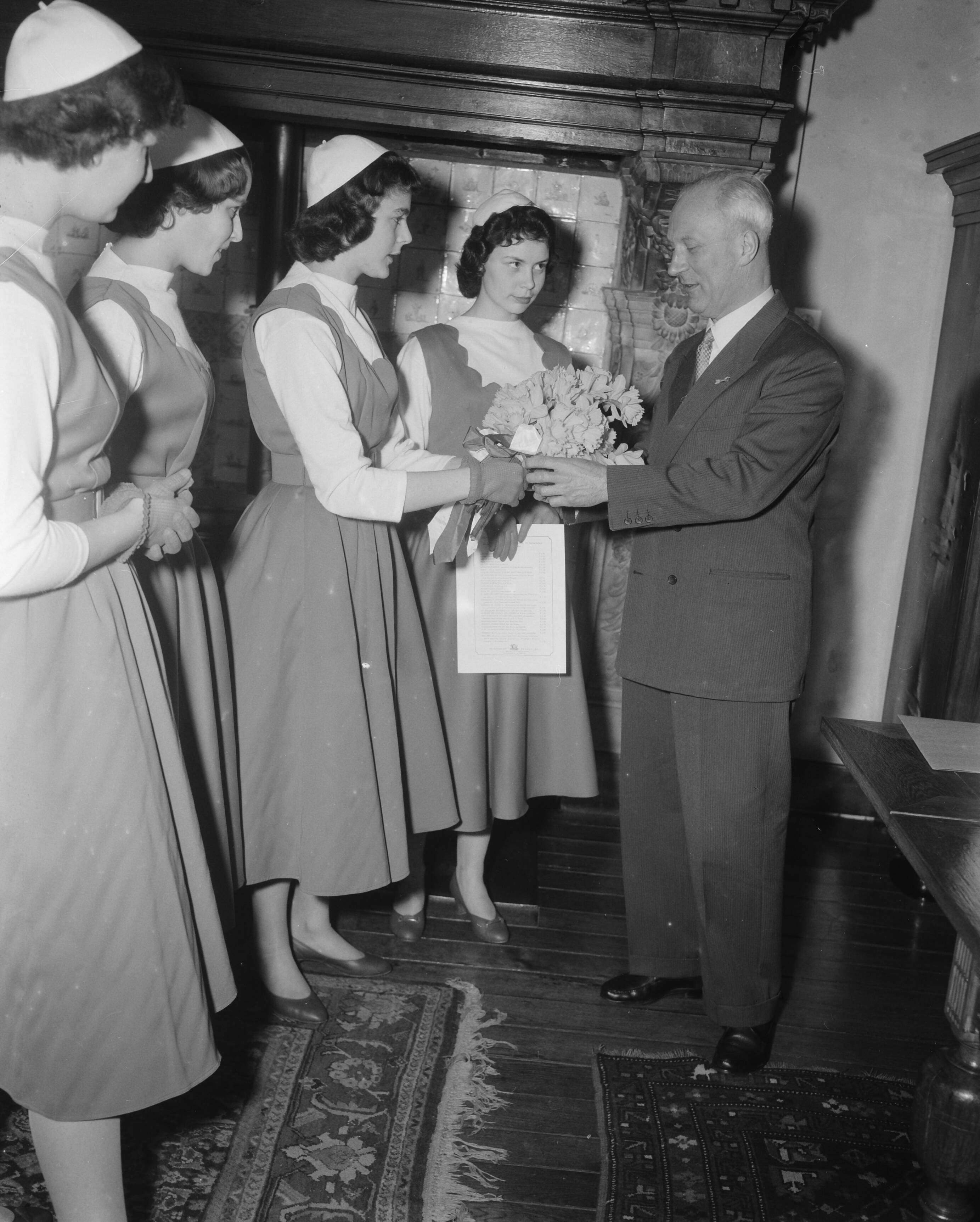 Fotocollectie Anefo — Bloemenmeisjes in Haarlem t.g.v. begin van de lente — Foto: Pot, Harry / Anefo. Licentie: Set B: Rechtenvrij / Publiek Domein. Bron: Nationaal Archief. http://hdl.handle.net/10648/a95a8eba-d0b4-102d-bcf8-003048976d84