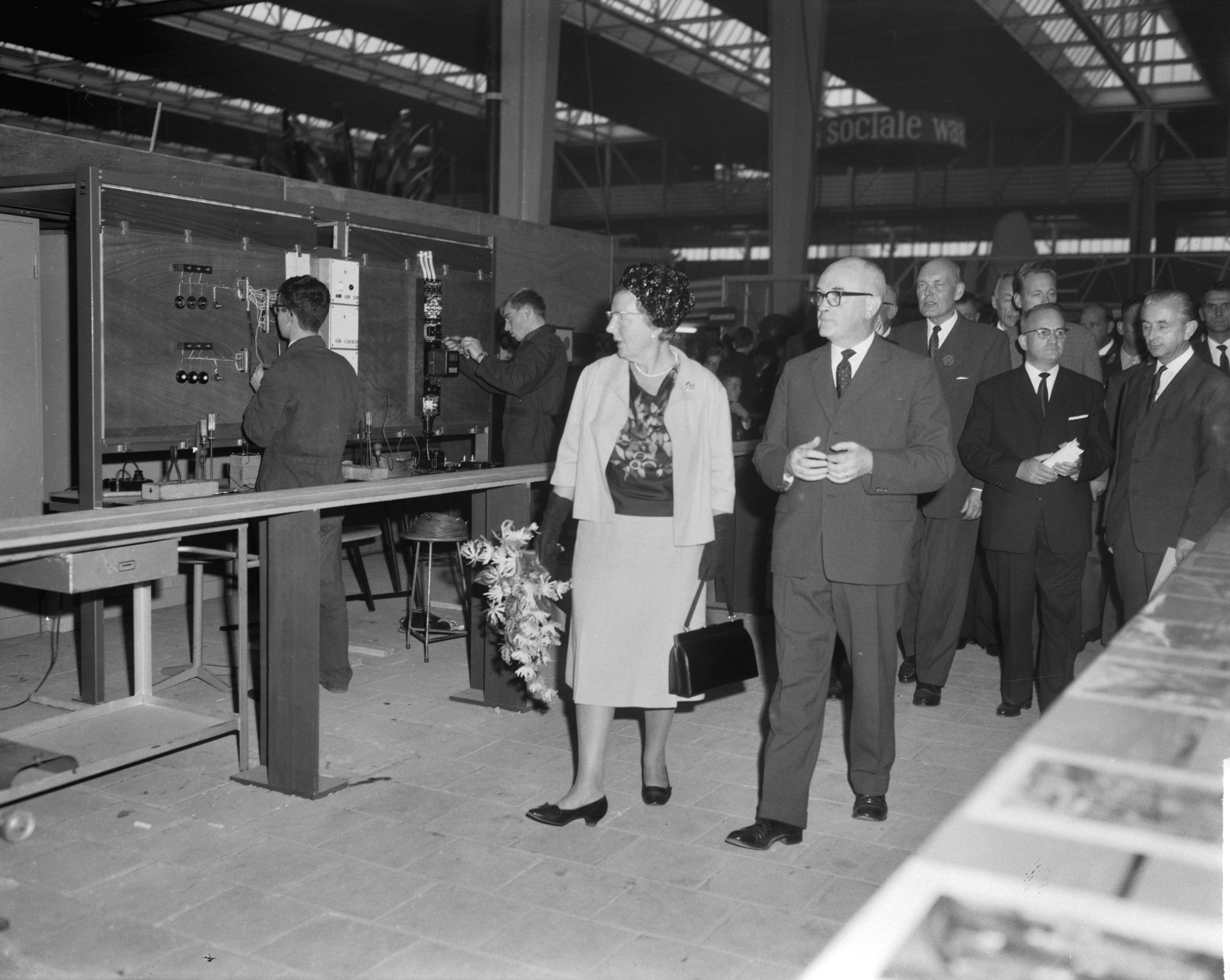 Fotocollectie Anefo — Koningin Juliana bracht een bezoek aan de tentoonstelling "Frisiana" te Leeuwarden. De koningin tijdens de rondgang met naast haar de voorzitter van de Frisiana ir. G.J.A. Bouma — Foto: Bilsen, Joop van / Anefo. Licentie: Set B: Rechtenvrij / Publiek Domein. Bron: Nationaal Archief. http://hdl.handle.net/10648/aa45e6da-d0b4-102d-bcf8-003048976d84