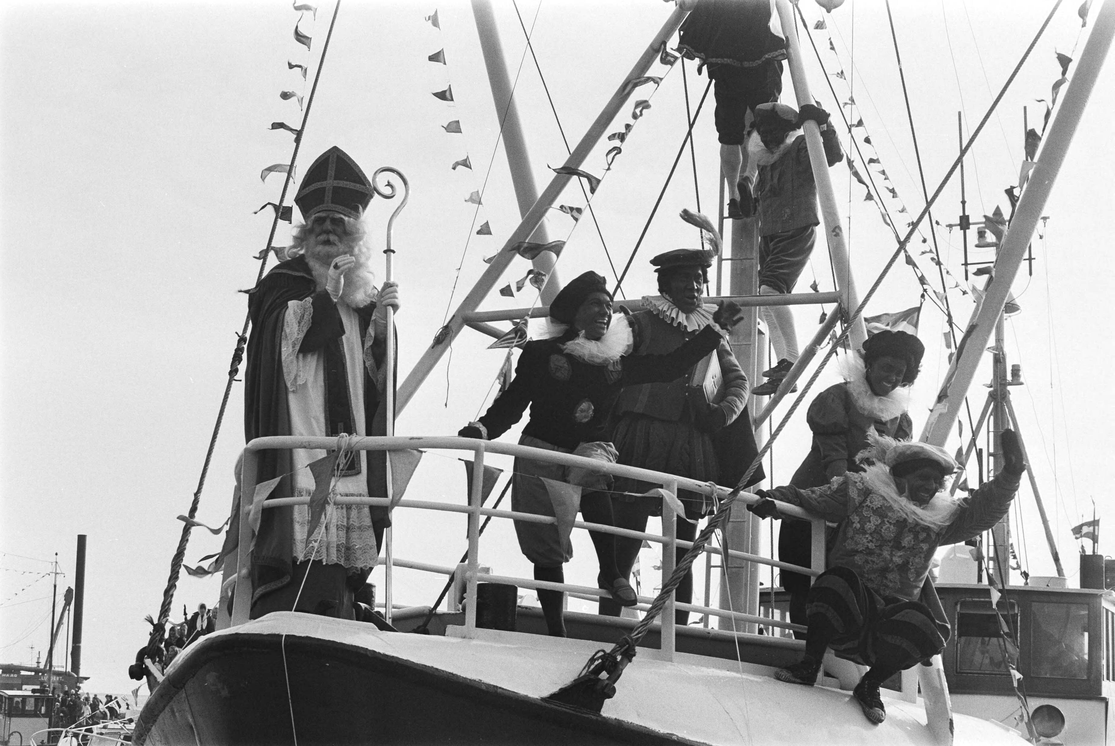 Fotocollectie Anefo — Sint Nicolaas arriveert in Volendam per boot — Foto: Verhoeff, Bert / Anefo. Licentie: Set B: Rechtenvrij / Publiek Domein. Bron: Nationaal Archief. http://hdl.handle.net/10648/aba9f782-d0b4-102d-bcf8-003048976d84