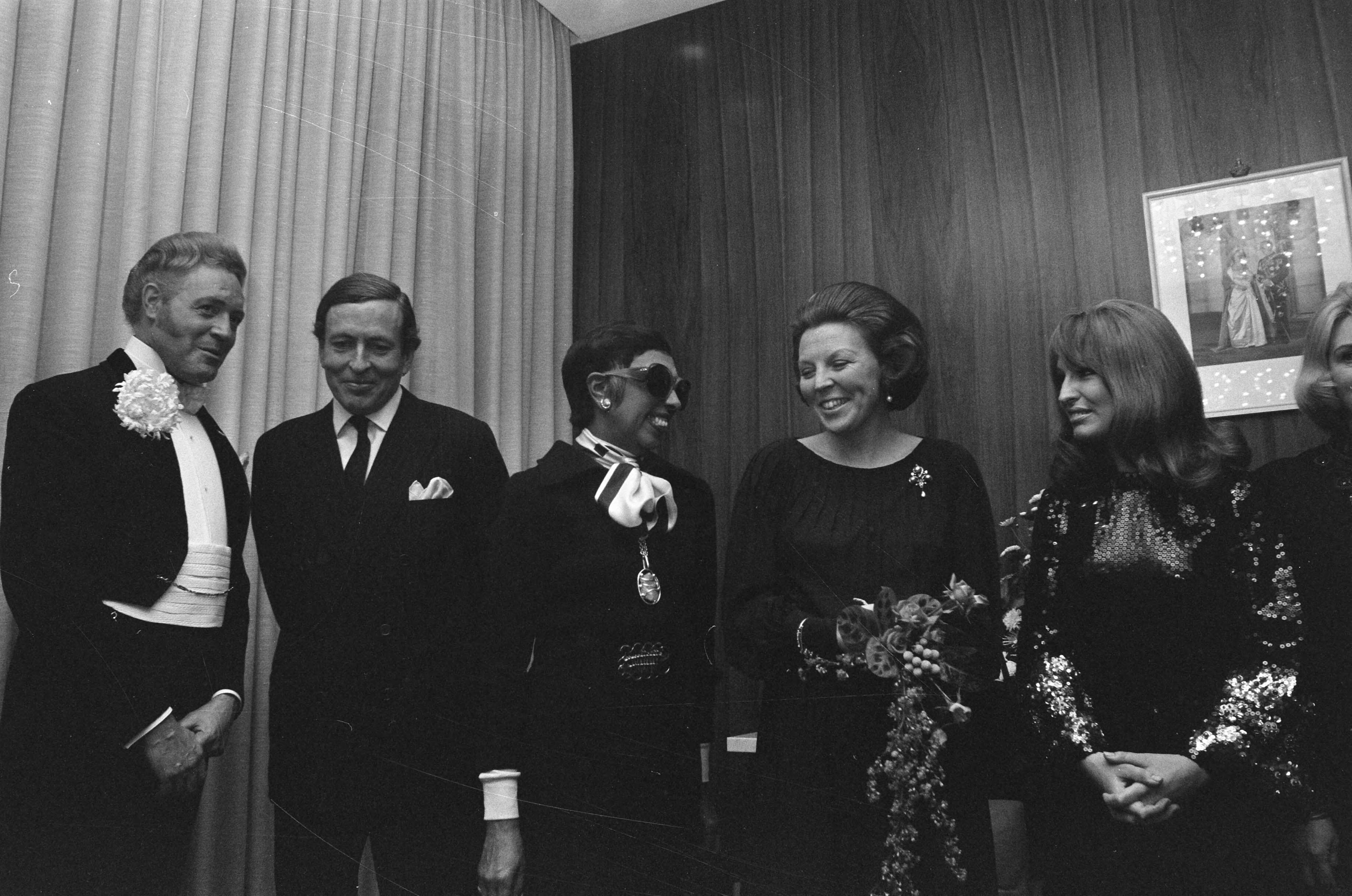 Fotocollectie Anefo — Prinses Beatrix en prins Claus wonen Artiesten helpen Unicef bij in Nederlands Congresgebouw Den Haag — Foto: Mieremet, Rob / Anefo. Licentie: Set B: Rechtenvrij / Publiek Domein. Bron: Nationaal Archief. http://hdl.handle.net/10648/ac201930-d0b4-102d-bcf8-003048976d84