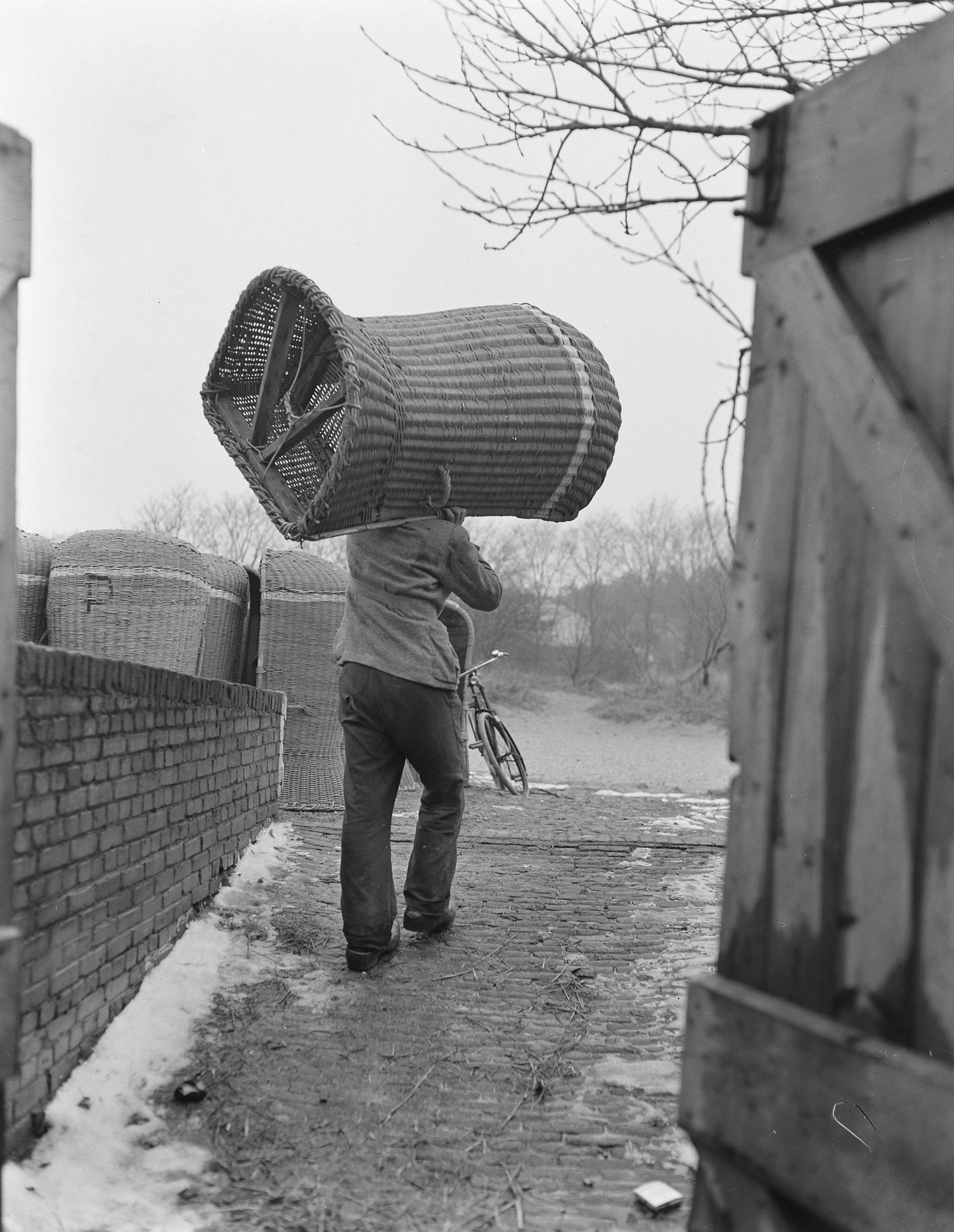 Fotocollectie Anefo — Badstoelen worden opgeknapt in Zandvoort — Foto: Pot, Harry / Anefo. Licentie: Set B: Rechtenvrij / Publiek Domein. Bron: Nationaal Archief. http://hdl.handle.net/10648/a943d2ce-d0b4-102d-bcf8-003048976d84