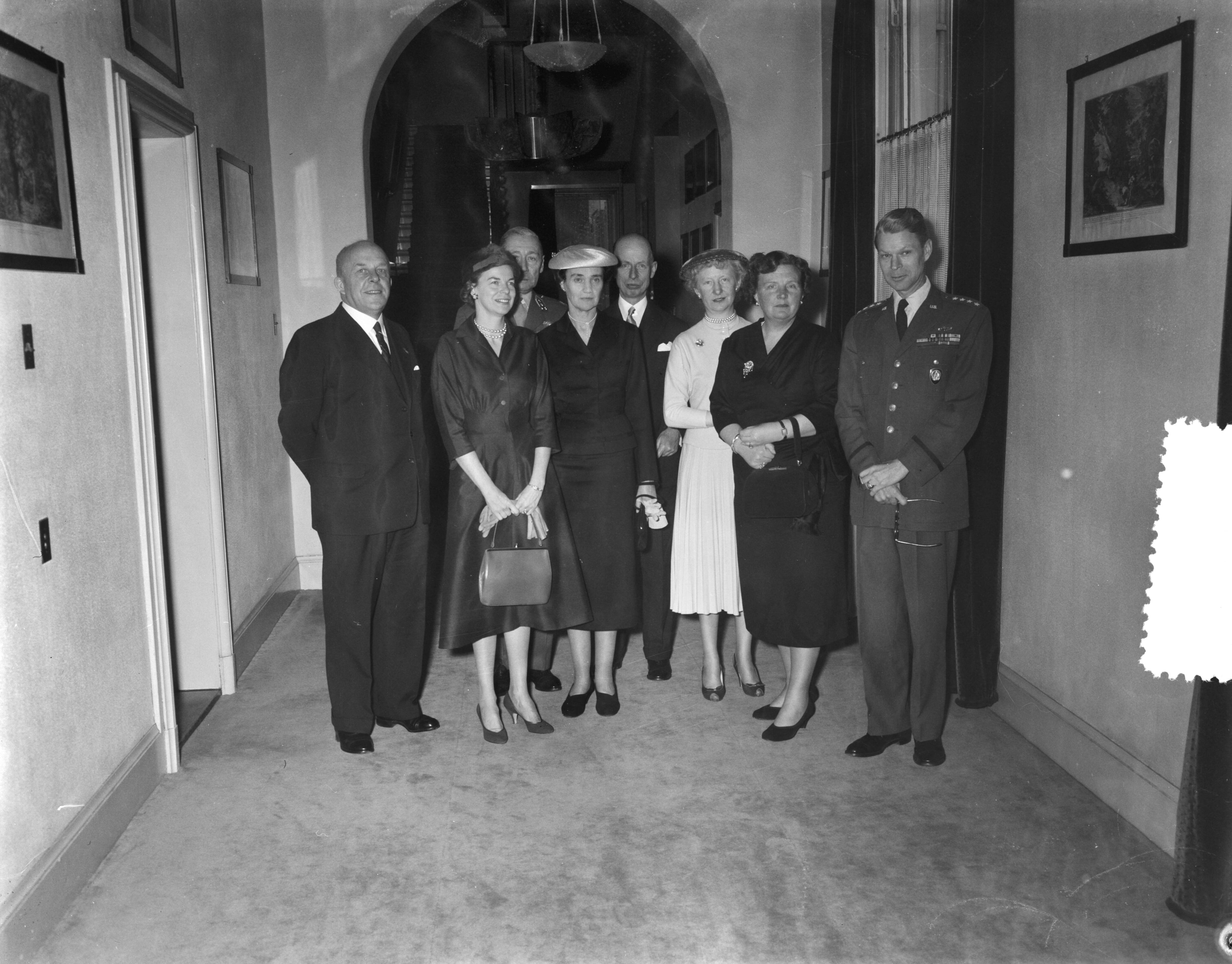 Fotocollectie Anefo — Generaal Louris Norstad, opperbevelhebber NAVO-strijdkrachten in Europa, en echtgenote zijn op paleis Soestdijk ontvangen — Foto: Noske, J.D. / Anefo. Licentie: Set B: Rechtenvrij / Publiek Domein. Bron: Nationaal Archief. http://hdl.handle.net/10648/a9586d56-d0b4-102d-bcf8-003048976d84