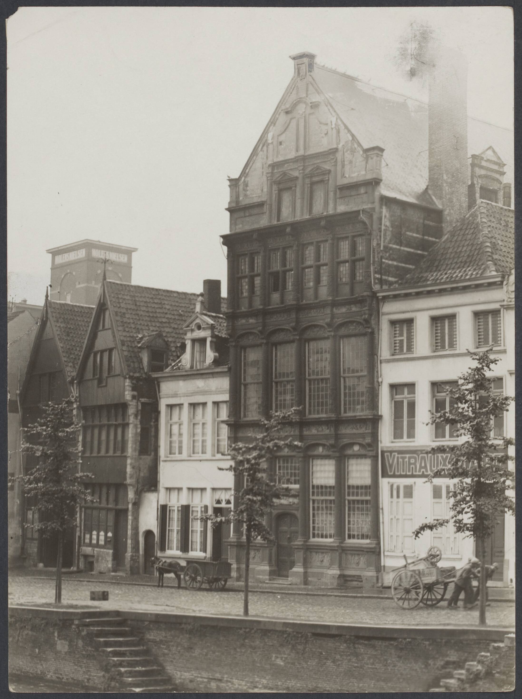 Mechelen — Mechelen. Zoutwerf met houten huisgevels en de huizen De Kleine Zalm en De Zalm — Foto: Onbekend / Publiek Domein of Rechtenvrij. Licentie: Set B: Rechtenvrij / Publiek Domein. Bron: Nationaal Archief. http://hdl.handle.net/10648/c40e0331-de04-bdcb-dc6f-c68d08efd3ee