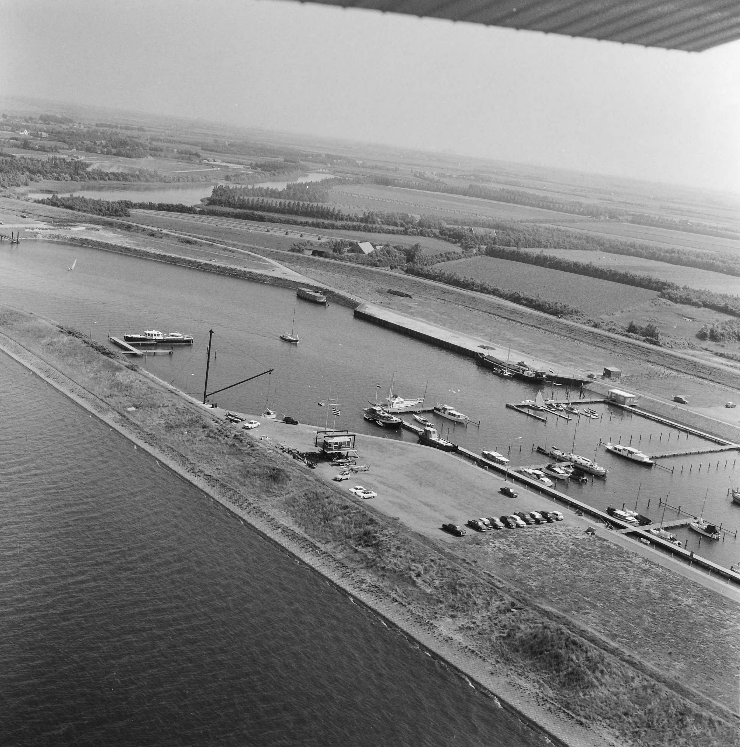 Fotocollectie Nederlandse Heidemaatschappij — Luchtopname. Jachthaven Vrouwenpolder (Zeeland) — Foto: Fotograaf Onbekend / Heidemij. Licentie: Set B: Rechtenvrij / Publiek Domein. Bron: Nationaal Archief. http://hdl.handle.net/10648/ae4f8128-d0b4-102d-bcf8-003048976d84