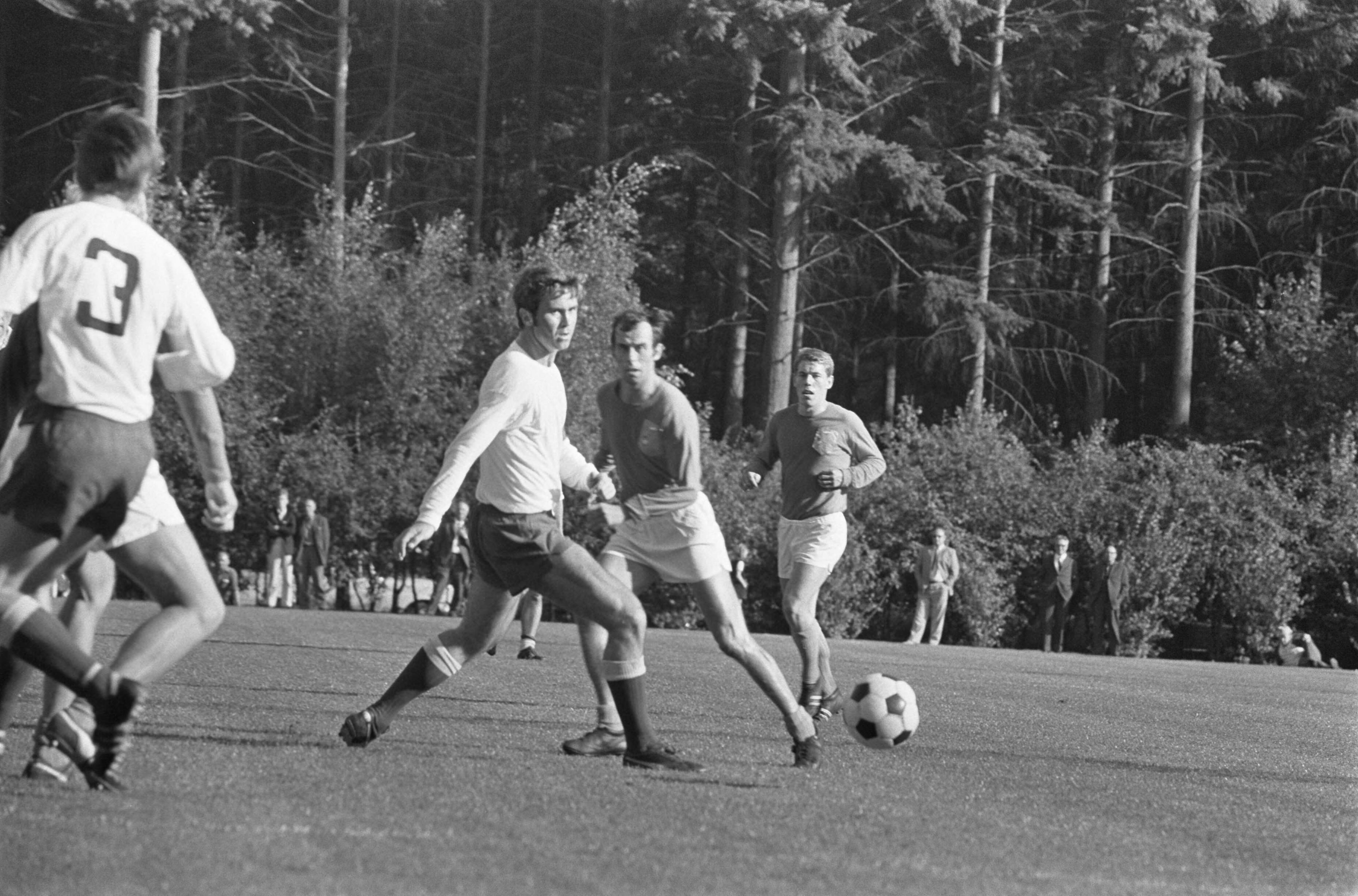 Fotocollectie Anefo — Oefenwedstrijd Nederlands elftal De Graafschap in het UNVB trainingscentrum "Zeist" — Foto: Evers, Joost / Anefo. Licentie: Set B: Rechtenvrij / Publiek Domein. Bron: Nationaal Archief. http://hdl.handle.net/10648/ab784066-d0b4-102d-bcf8-003048976d84