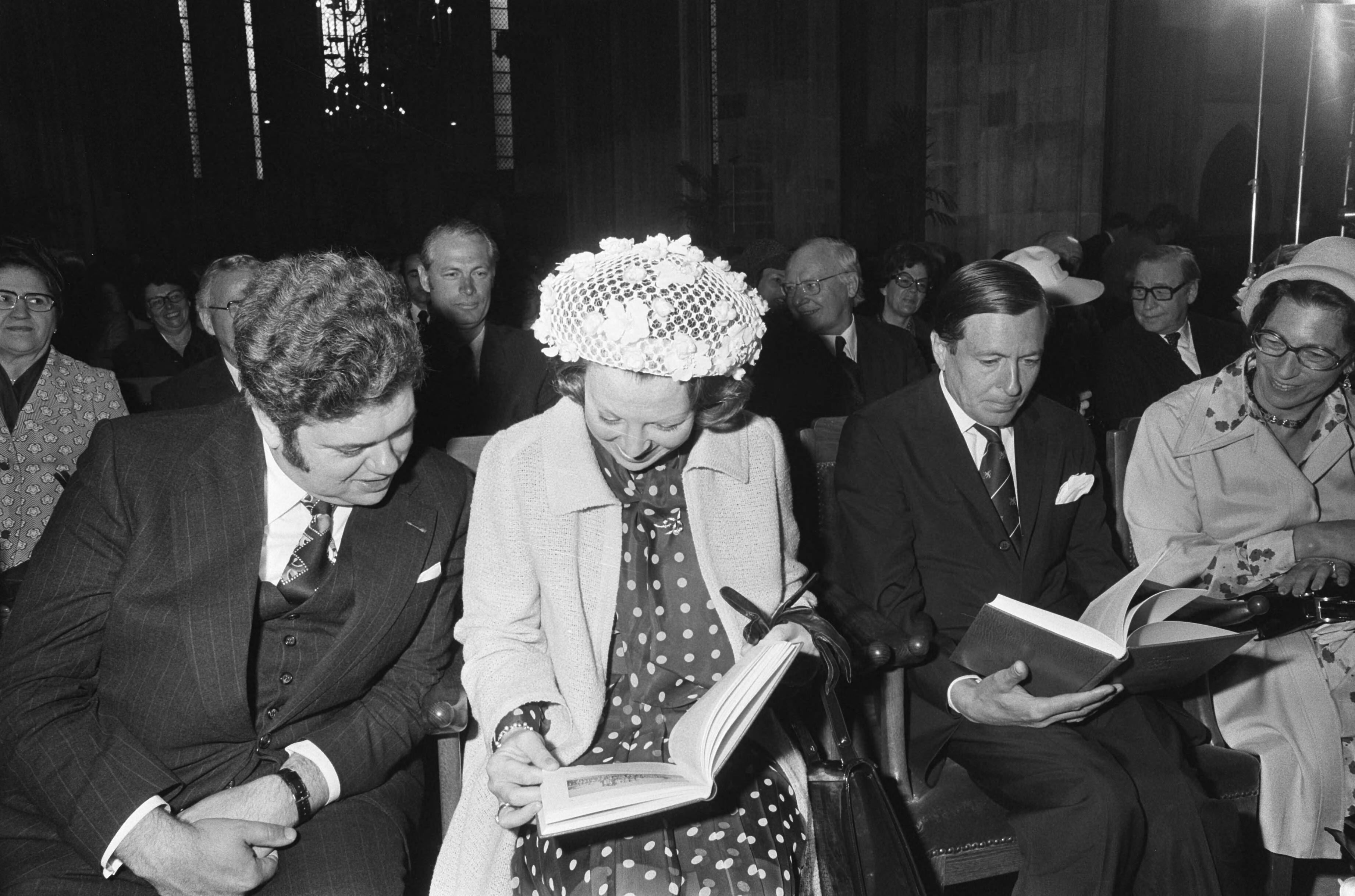 Prinses Beatrix en prins Claus wonen een bijzondere vergadering van Provinciale Staten bij in de Domkerk in Utrecht — Tijdens de bijeenkomst in de Domkerk, links naast prinses Beatrix Vonhoff (burgemeester van Utrecht) — Foto: Verhoeff, Bert / Anefo. Licentie: Set B: Rechtenvrij / Publiek Domein. Bron: Nationaal Archief. http://hdl.handle.net/10648/ac687cb6-d0b4-102d-bcf8-003048976d84