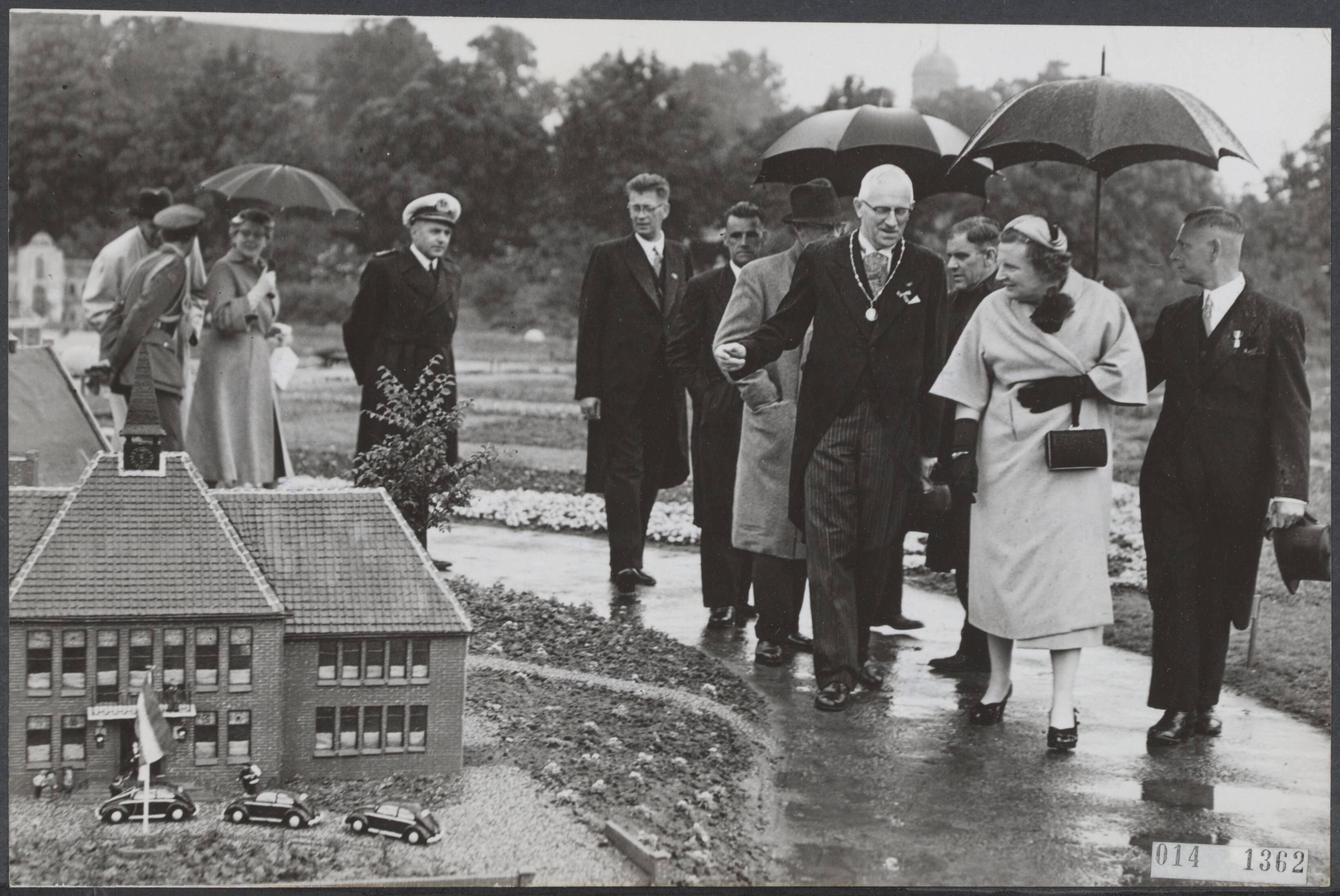 Fotocollectie Elsevier Binnenland — Bezoek van koningin Juliana en prins Bernhard aan Walcheren t.g.v. het herstel en de wederopbouw. In Middelburg werd Miniatuur Walcheren bezocht in de stromende regen — Foto: Fotograaf Onbekend / Anefo. Licentie: Set B: Rechtenvrij / Publiek Domein. Bron: Nationaal Archief. http://hdl.handle.net/10648/adb389a8-d0b4-102d-bcf8-003048976d84
