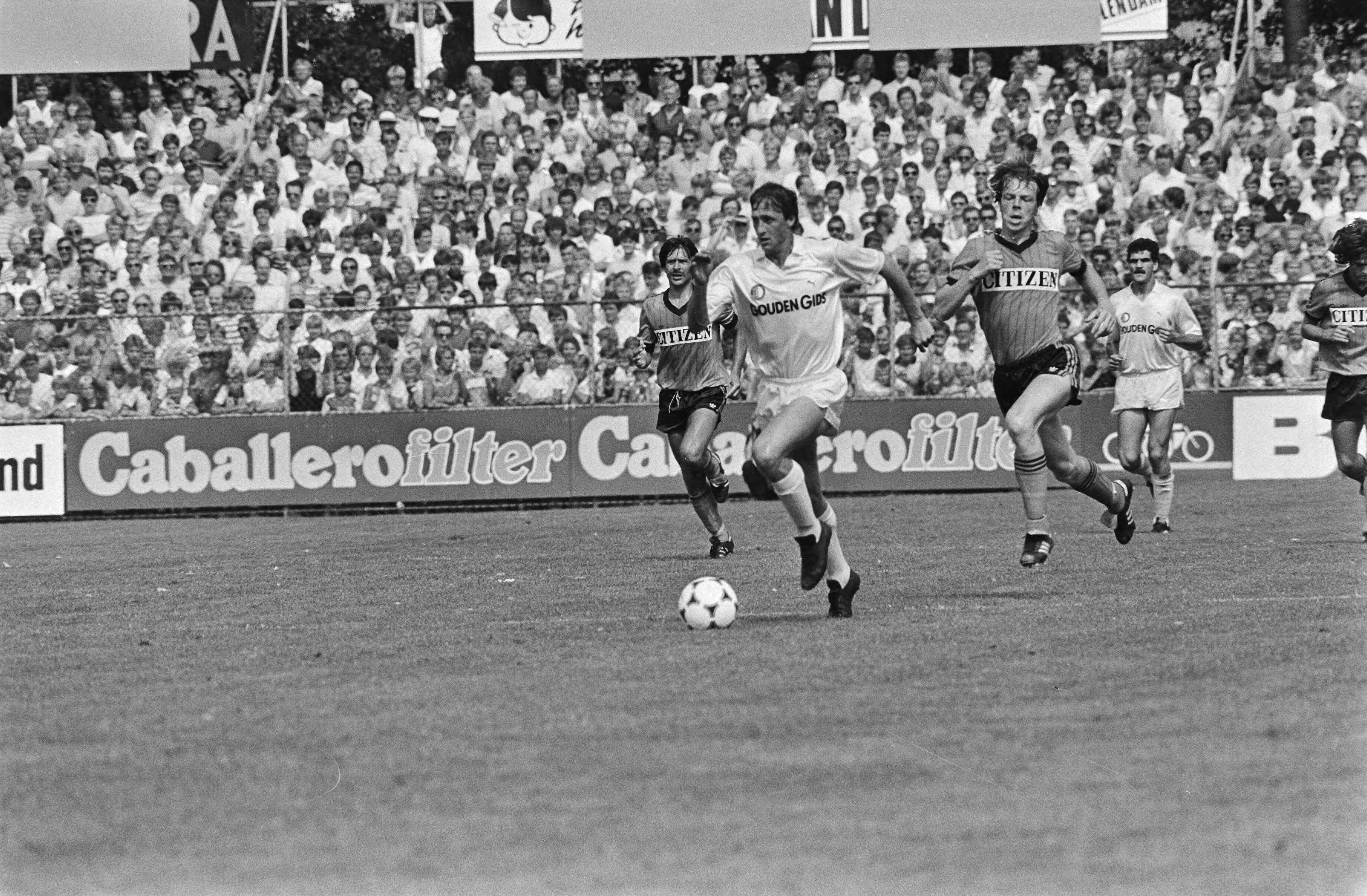 Volendam tegen Feyenoord 1-4 — Cruijff in actie — Foto: Antonisse, Marcel / Anefo. Licentie: Set B: Rechtenvrij / Publiek Domein. Bron: Nationaal Archief. http://hdl.handle.net/10648/ad2ca032-d0b4-102d-bcf8-003048976d84