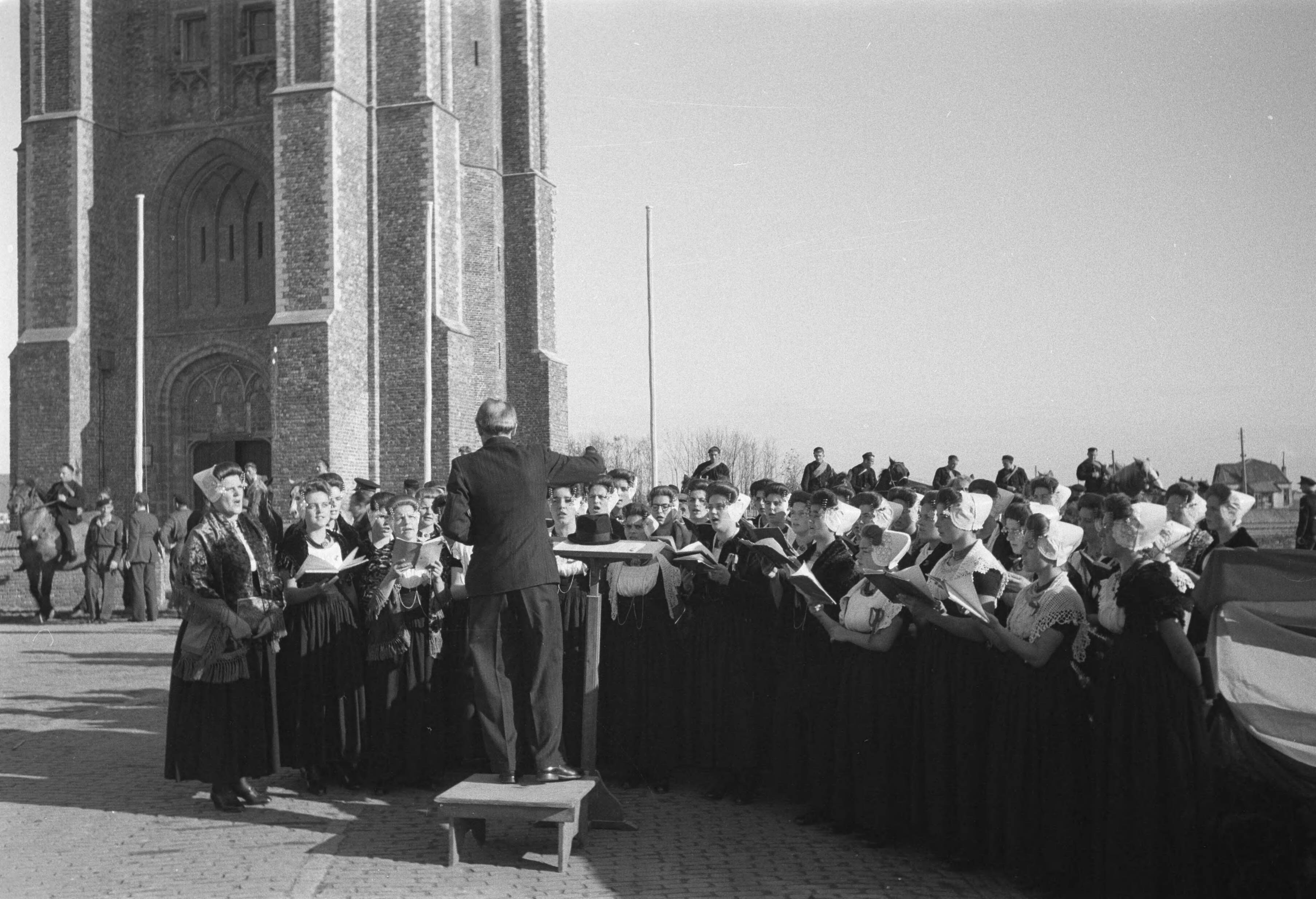 Attlee bij de Boomplantdag op Walcheren — Prinses Juliana en prins Bernhard bezoeken, o.a. in gezelschap van de Britse minister-president Clement Attlee en zijn echtgenote en minister-president L.J.M. Beel het eiland Walcheren t.g.v boomplantdag. — Foto: Sagers, Harry / Anefo. Licentie: Set B: Rechtenvrij / Publiek Domein. Bron: Nationaal Archief. http://hdl.handle.net/10648/a8afe730-d0b4-102d-bcf8-003048976d84