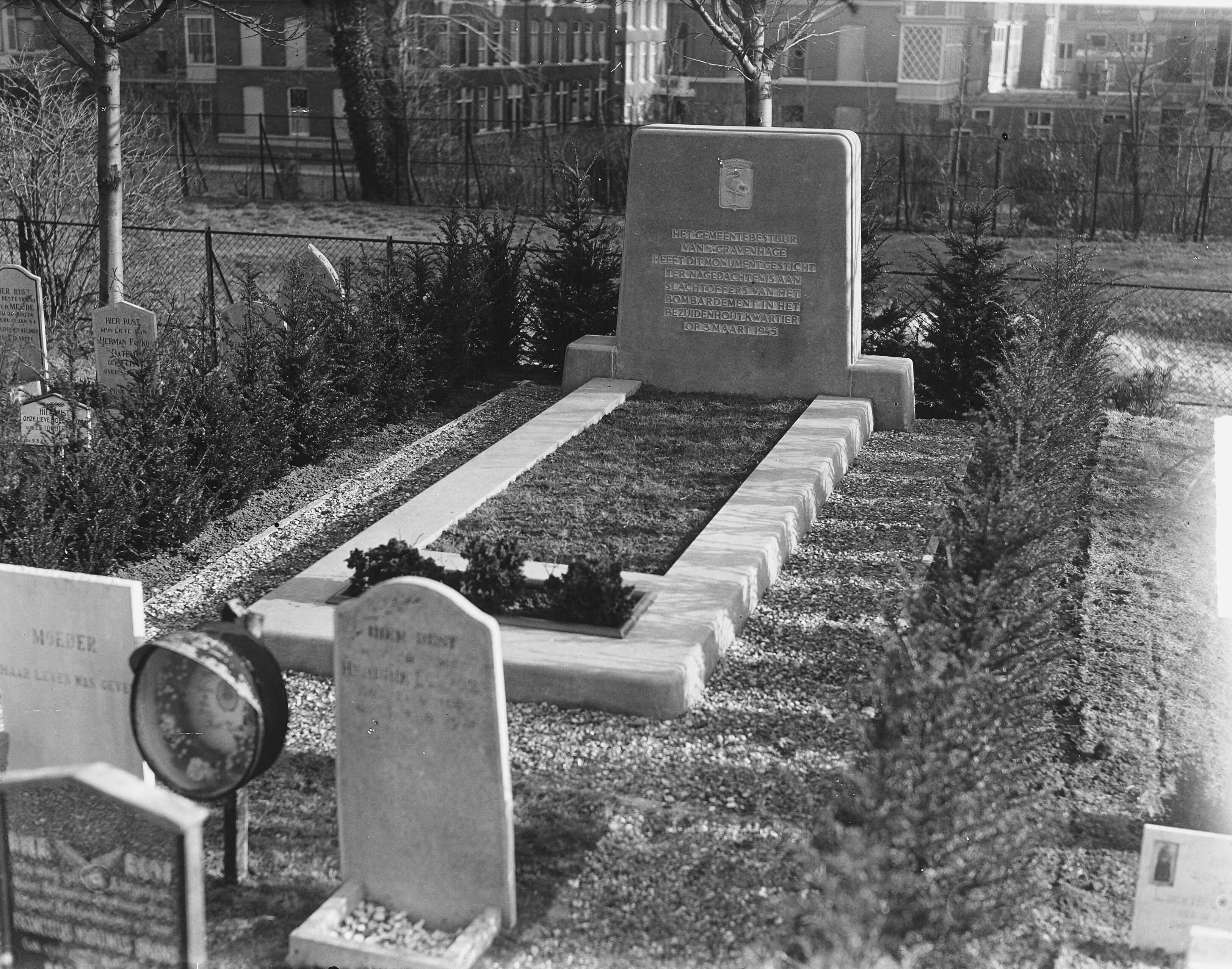 Fotocollectie Anefo — Gedenkteken op begraafplaats Den Haag ter nagedachtenis aan slachtoffers van het bormbardement in het Bezuidenhoutwartier op 3 maart 1945 — Foto: Duinen, H. van / Anefo. Licentie: Set B: Rechtenvrij / Publiek Domein. Bron: Nationaal Archief. http://hdl.handle.net/10648/a8e70b3e-d0b4-102d-bcf8-003048976d84