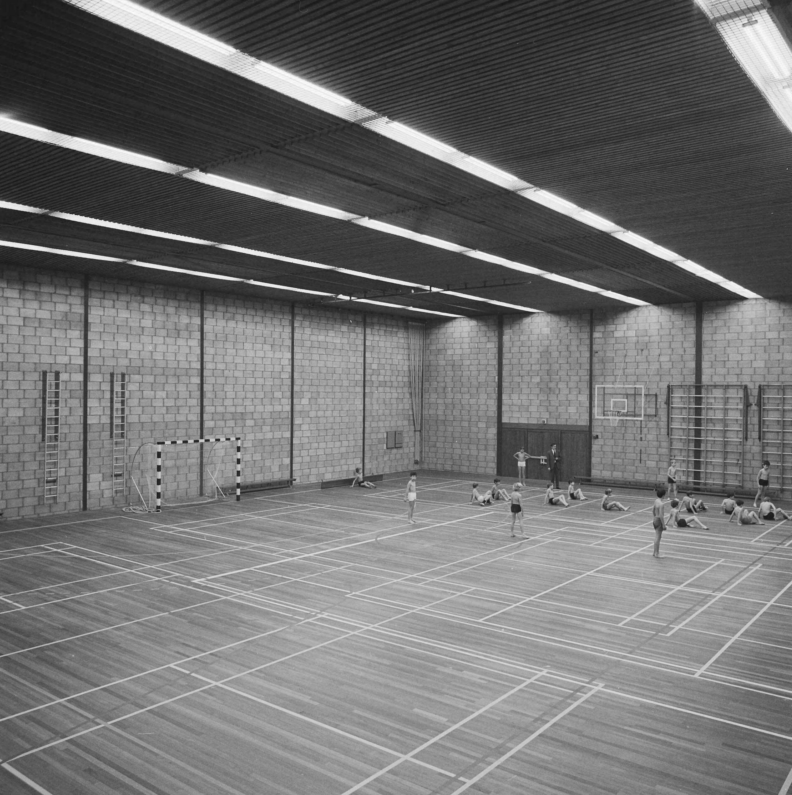 Fotocollectie Nederlandse Heidemaatschappij — Alphen a/d Rijn. Sporthal met restaurant en kleedruimte — Foto: Fotograaf Onbekend / Heidemij. Licentie: Set B: Rechtenvrij / Publiek Domein. Bron: Nationaal Archief. http://hdl.handle.net/10648/ae83ff02-d0b4-102d-bcf8-003048976d84