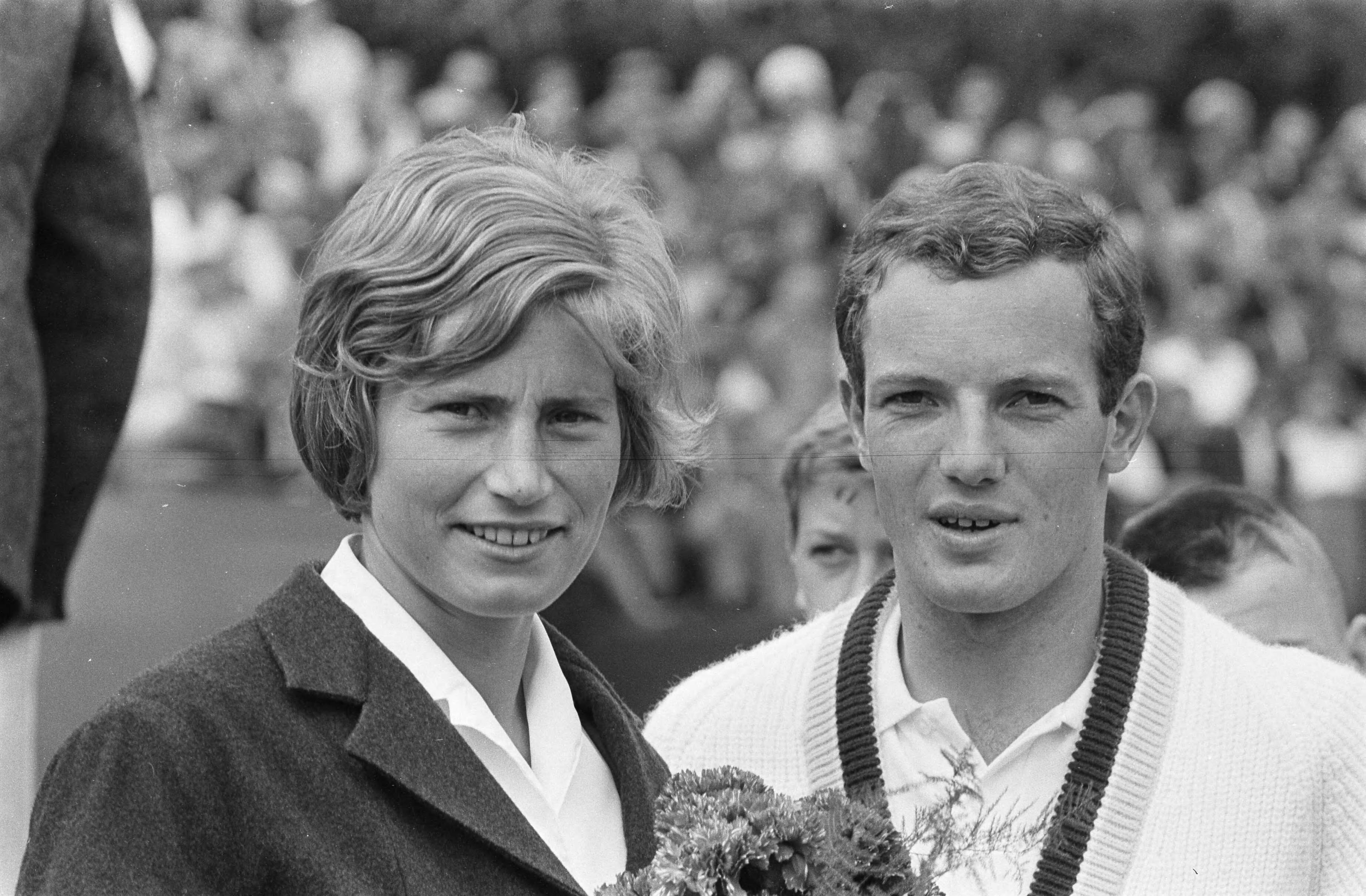 Fotocollectie Anefo — Tennis op de METS-banen in Den Haag, Trudy Groenman en Tom Okker — Foto: Pot, Harry / Anefo (1). Licentie: Set B: Rechtenvrij / Publiek Domein. Bron: Nationaal Archief. http://hdl.handle.net/10648/aa6fc130-d0b4-102d-bcf8-003048976d84