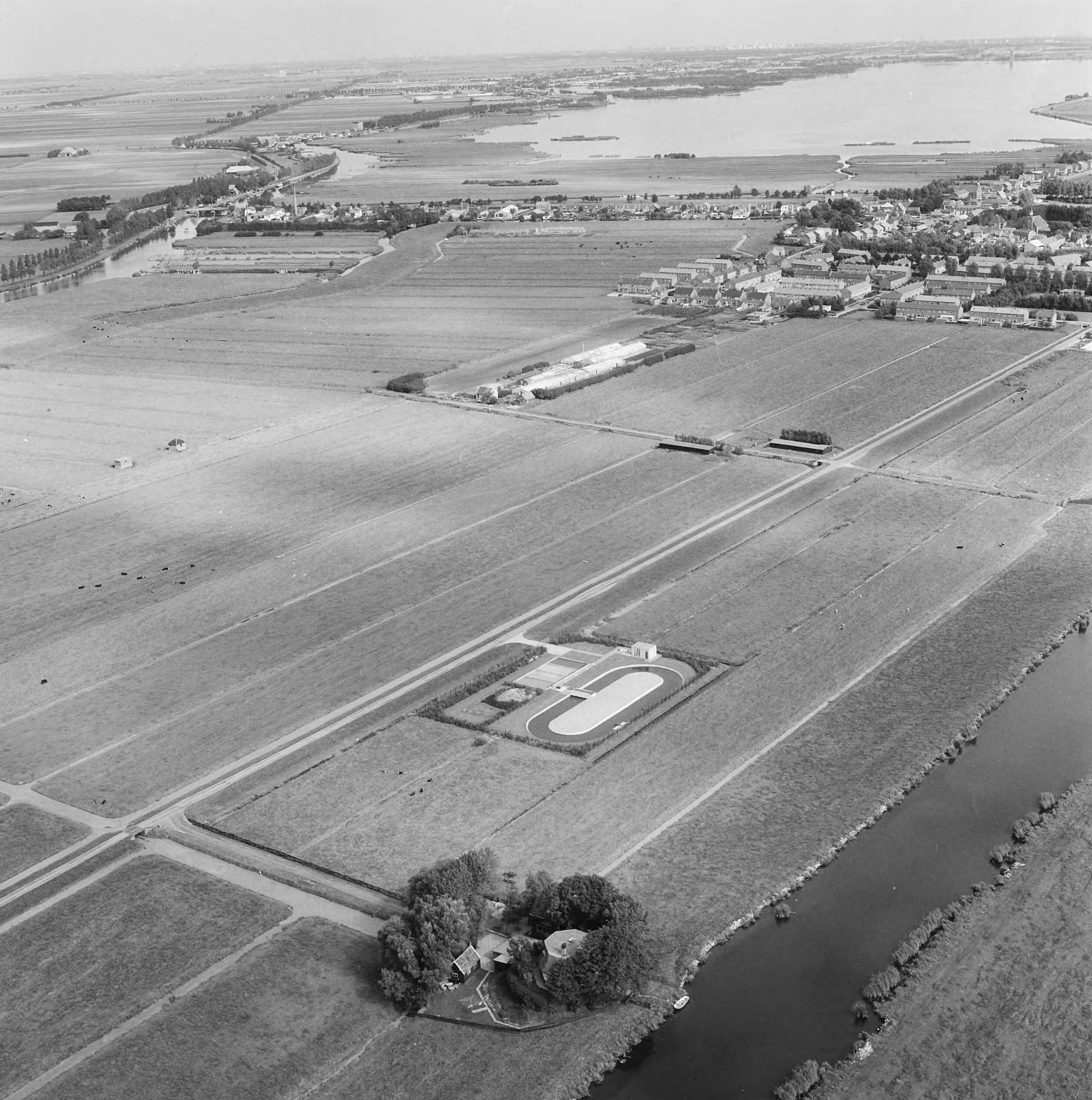 Fotocollectie Nederlandse Heidemaatschappij — Luchtopname. Waterzuiveringsinstallatie bij Leimuiden — Foto: Fotograaf Onbekend / Heidemij. Licentie: Set B: Rechtenvrij / Publiek Domein. Bron: Nationaal Archief. http://hdl.handle.net/10648/ae4fe5f0-d0b4-102d-bcf8-003048976d84