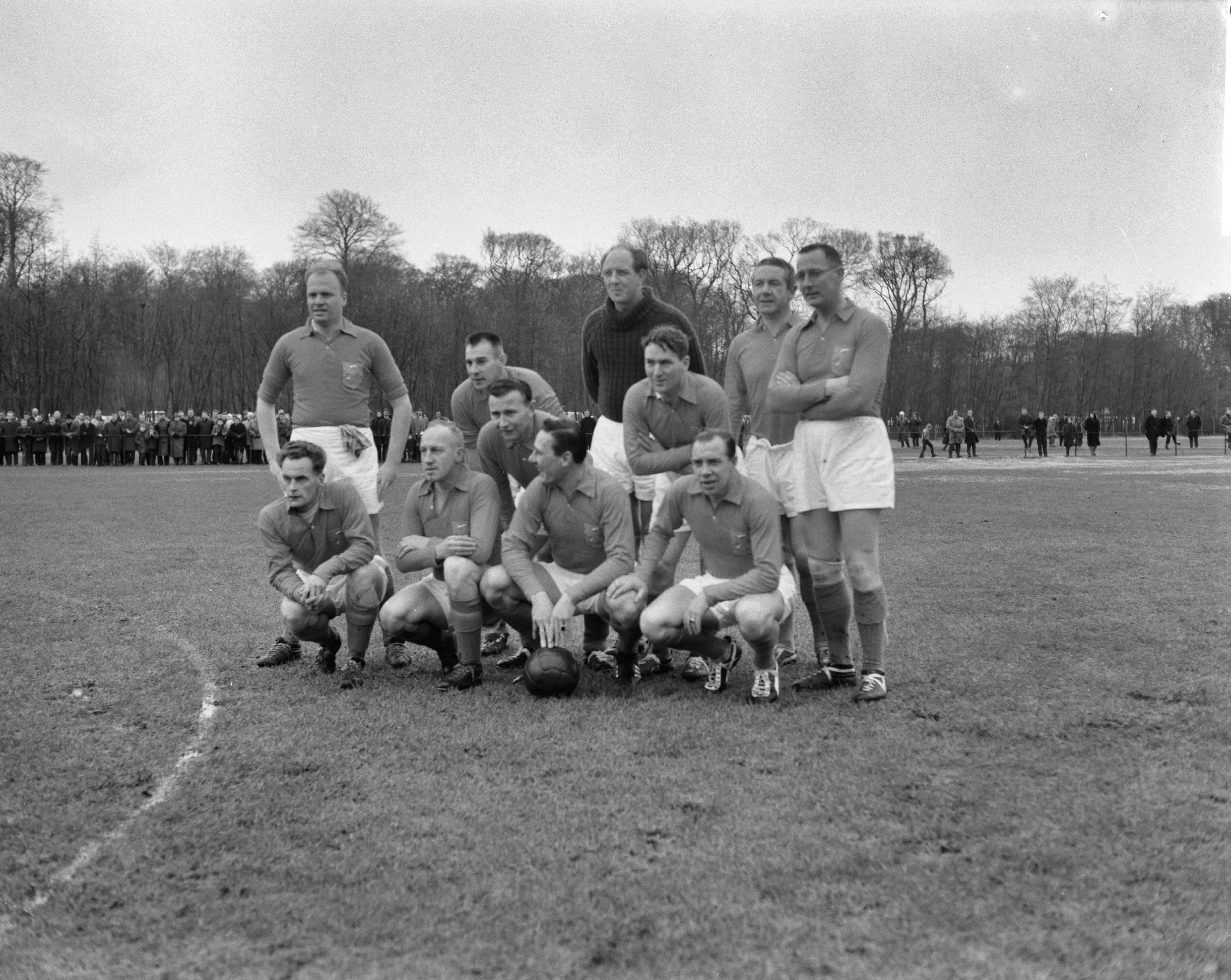 Fotocollectie Anefo — Koninklijke HFC tegen Oud-Internationals 1-1. Elftal van de Oud-Internationals — Foto: Rossem, Wim van / Anefo. Licentie: Set B: Rechtenvrij / Publiek Domein. Bron: Nationaal Archief. http://hdl.handle.net/10648/a9f29e08-d0b4-102d-bcf8-003048976d84