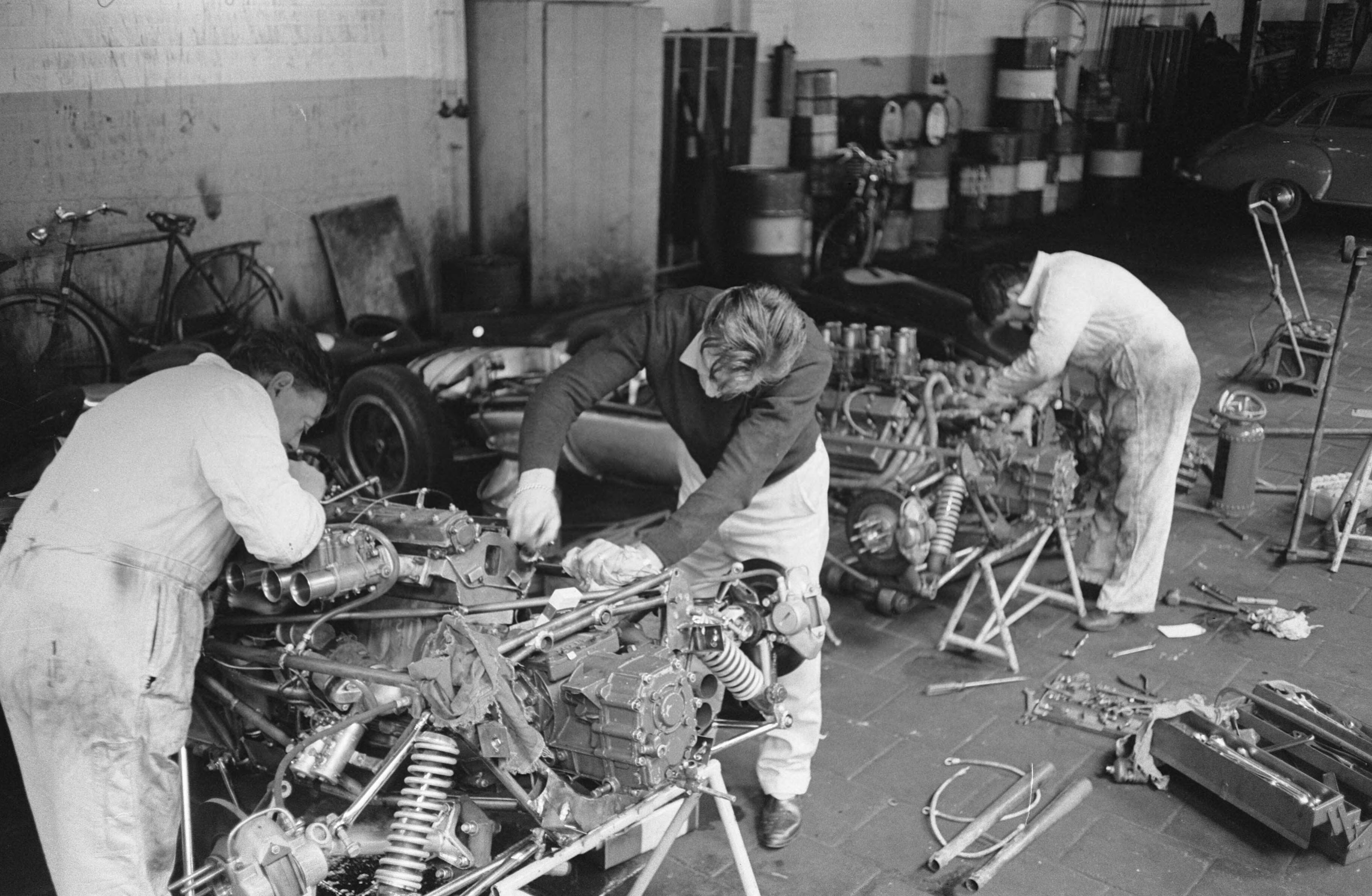 Fotocollectie Anefo — Voorbereidingen voor de aanstaande Grand Prix van Zandvoort — Foto: Pot, Harry / Anefo. Licentie: Set B: Rechtenvrij / Publiek Domein. Bron: Nationaal Archief. http://hdl.handle.net/10648/aa089aa0-d0b4-102d-bcf8-003048976d84