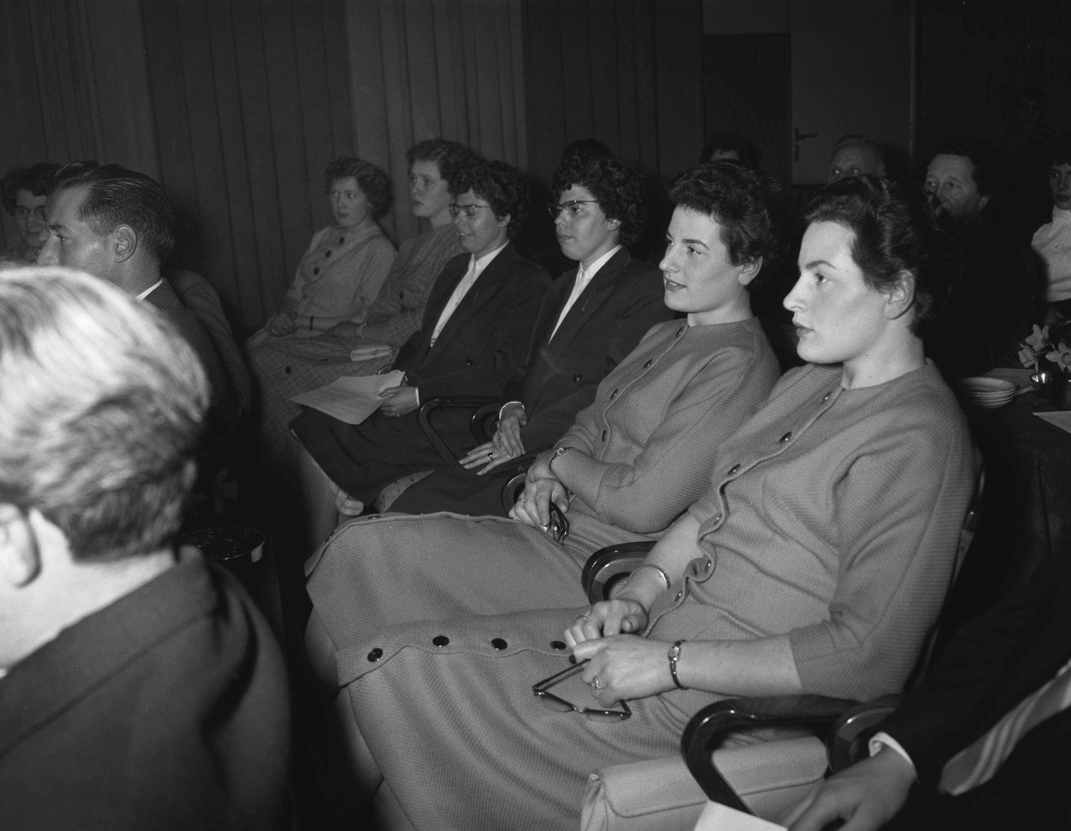 Fotocollectie Anefo — Oprichting van de Nederlandse Vereniging van Tweelingen in Utrecht — Foto: Bilsen, Joop van / Anefo. Licentie: Set B: Rechtenvrij / Publiek Domein. Bron: Nationaal Archief. http://hdl.handle.net/10648/a98c978e-d0b4-102d-bcf8-003048976d84