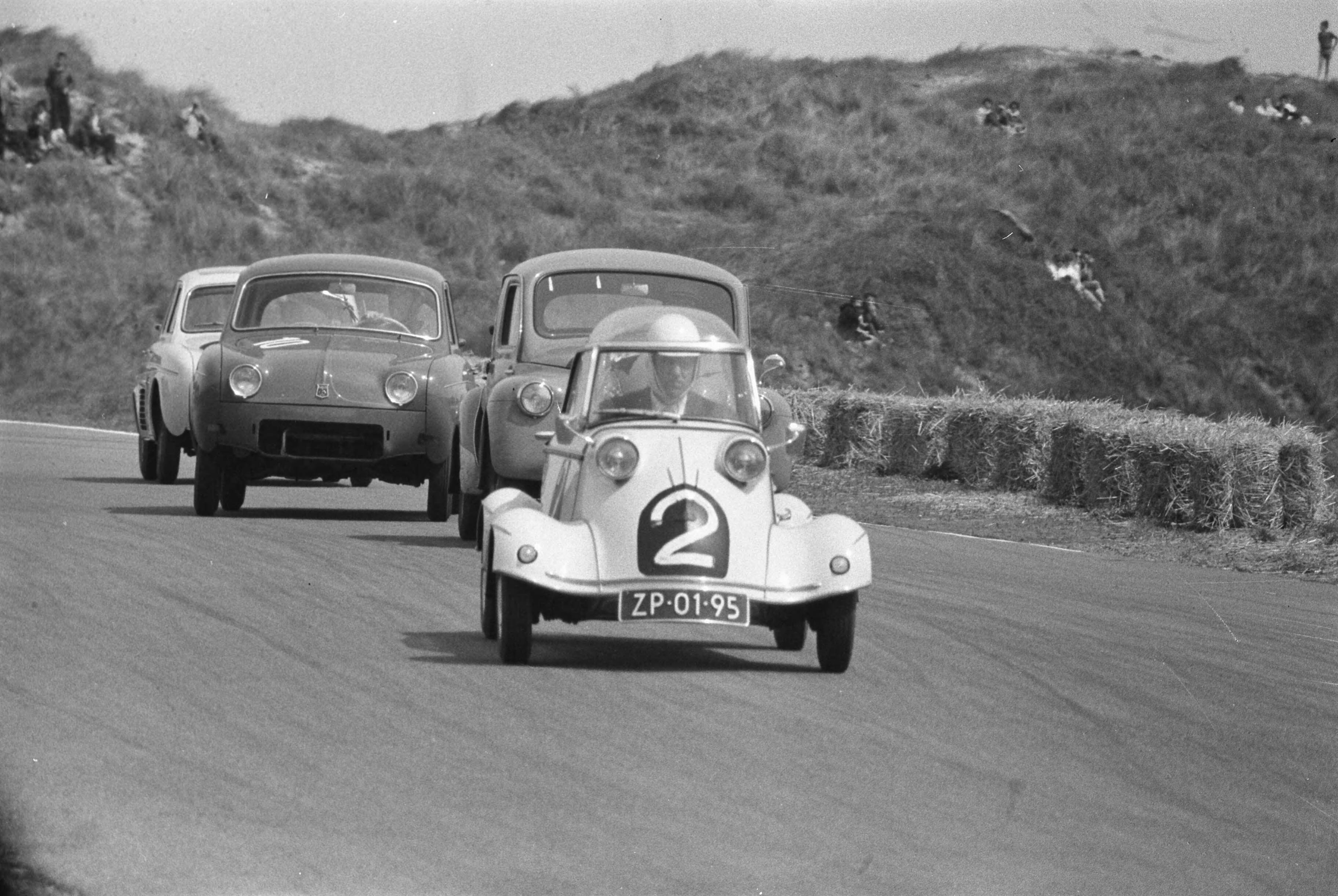 Fotocollectie Anefo — Autoraces Zandvoort op Tweede Pinksterdag. Voorop een z.g. Messerschmitt Kabinenroller — Foto: Pot, Harry / Anefo. Licentie: Set B: Rechtenvrij / Publiek Domein. Bron: Nationaal Archief. http://hdl.handle.net/10648/a9942daa-d0b4-102d-bcf8-003048976d84
