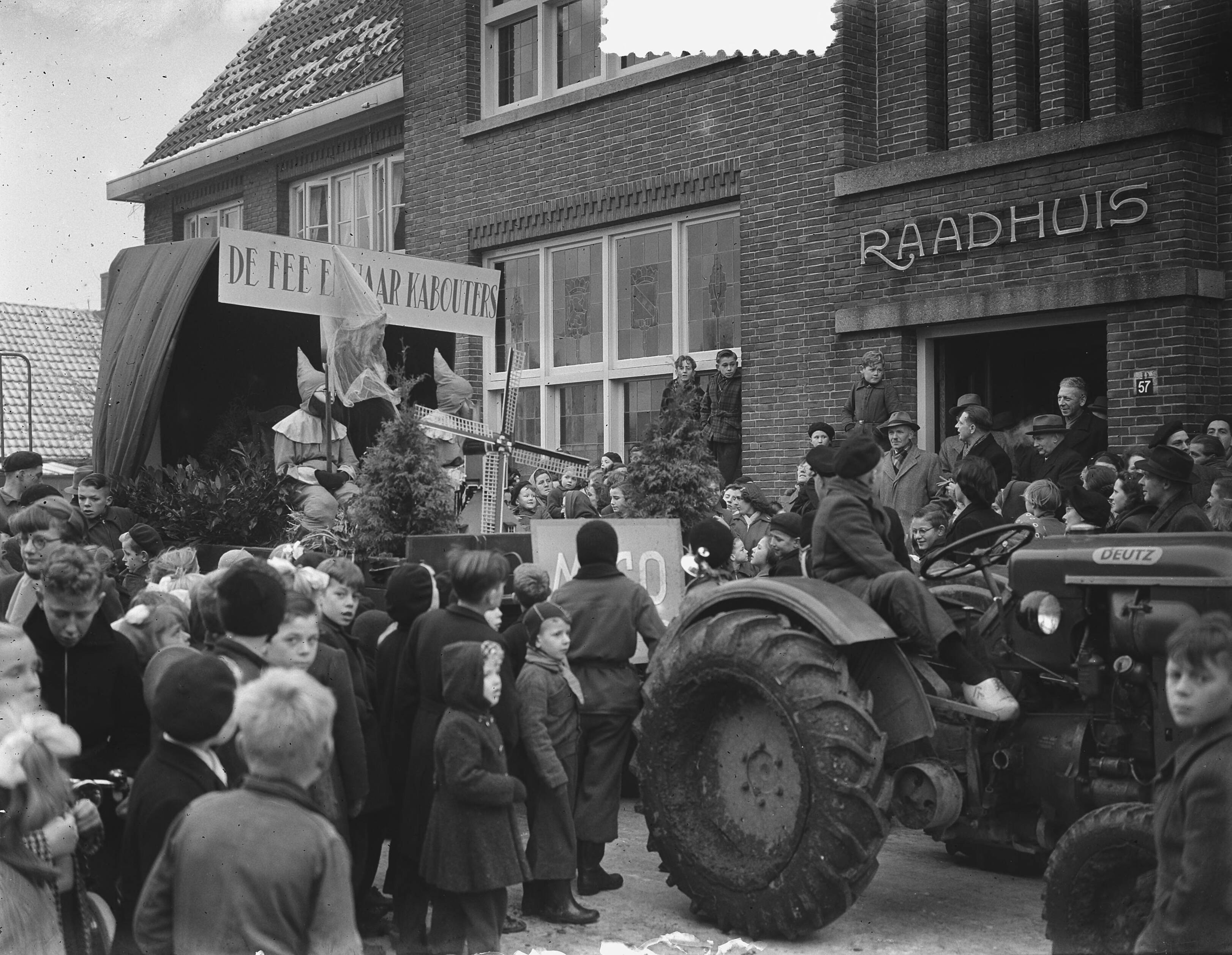 Bietenkoningin Hazerswoude — Foto: Bilsen, Joop van / Anefo. — Licentie: Set B: Rechtenvrij / Publiek Domein. Bron: Nationaal Archief. http://hdl.handle.net/10648/a9035b5e-d0b4-102d-bcf8-003048976d84
