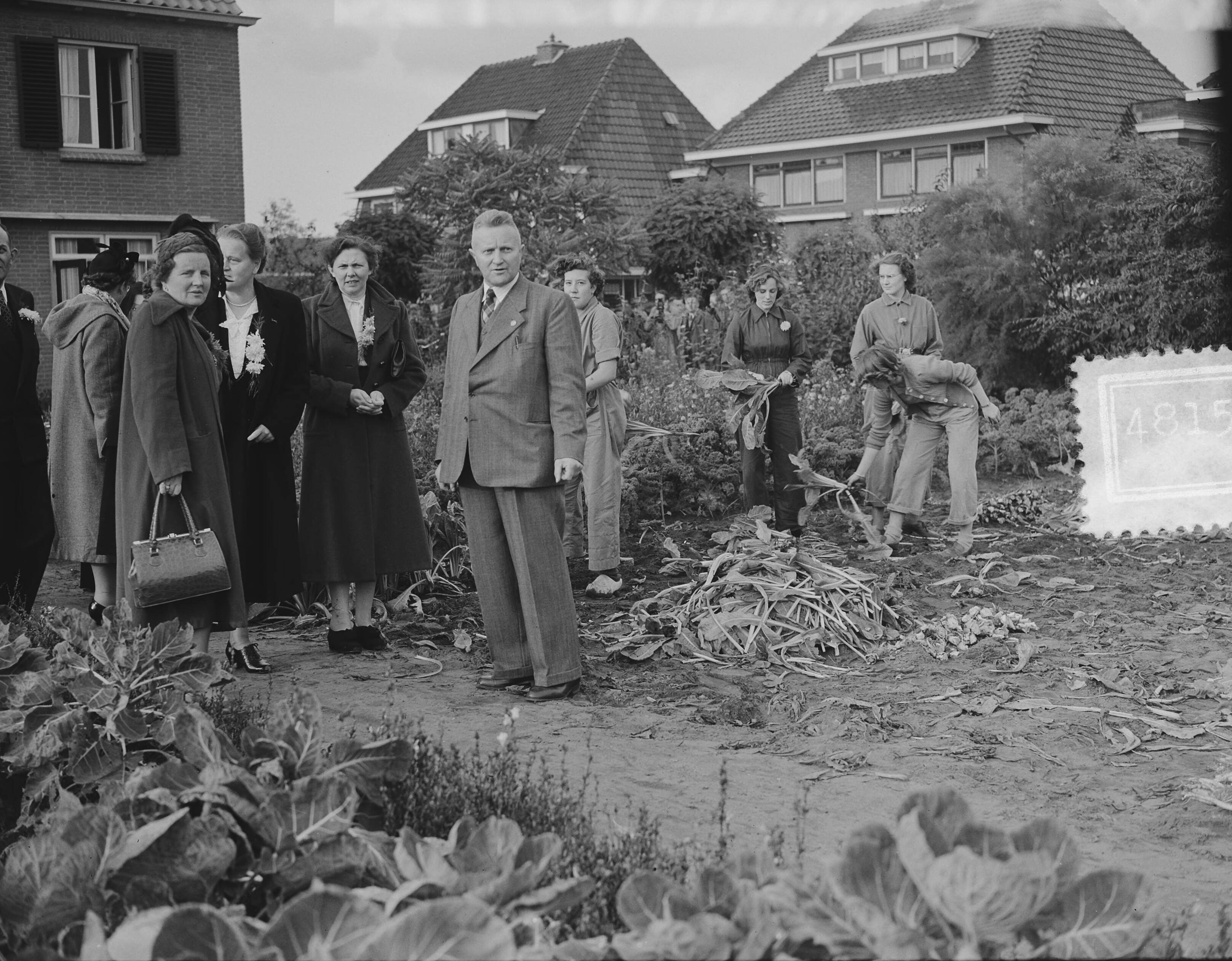 Bezoek van koningin Juliana aan de de Rijkslandbouwhuishoudschool "Nieuw Rollecate" te Deventer — Foto: Bilsen, Joop van / Anefo. — Licentie: Set B: Rechtenvrij / Publiek Domein. Bron: Nationaal Archief. http://hdl.handle.net/10648/a8f0e9ce-d0b4-102d-bcf8-003048976d84