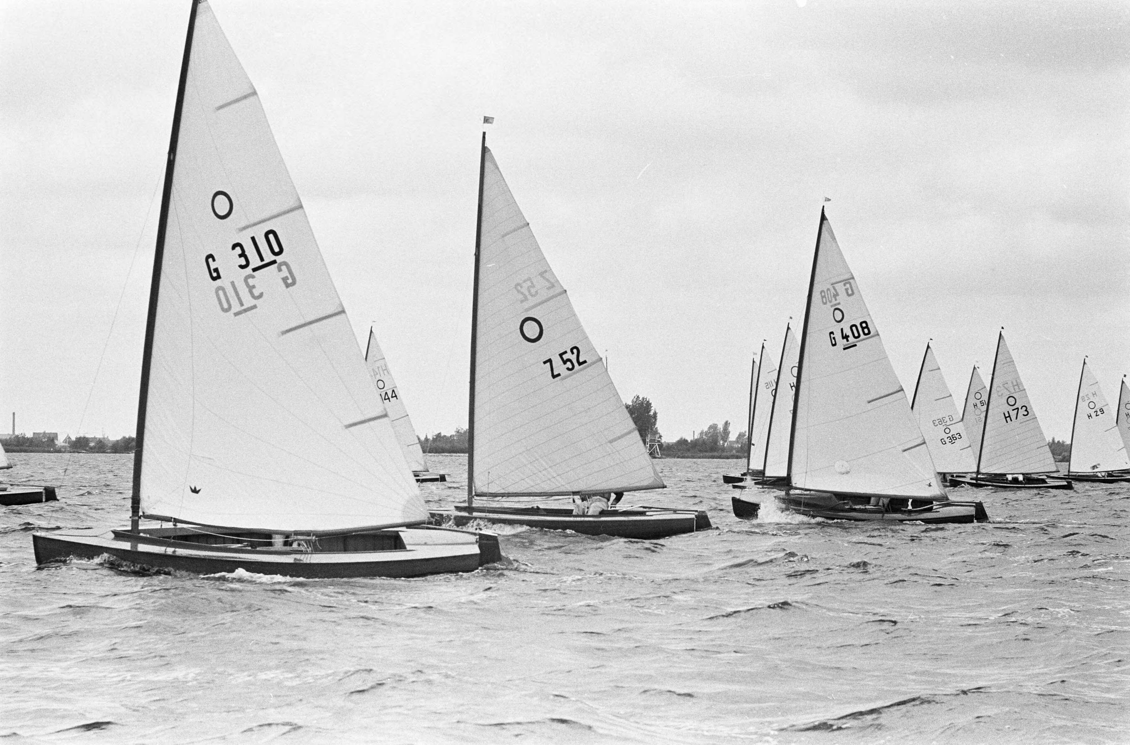 Fotocollectie Anefo — Europese Kampioenschappen Olympiajollen (O-Jol) op de Westeinderplassen — Foto: Bilsen, Joop van / Anefo. Licentie: Set B: Rechtenvrij / Publiek Domein. Bron: Nationaal Archief. http://hdl.handle.net/10648/aa0dd510-d0b4-102d-bcf8-003048976d84