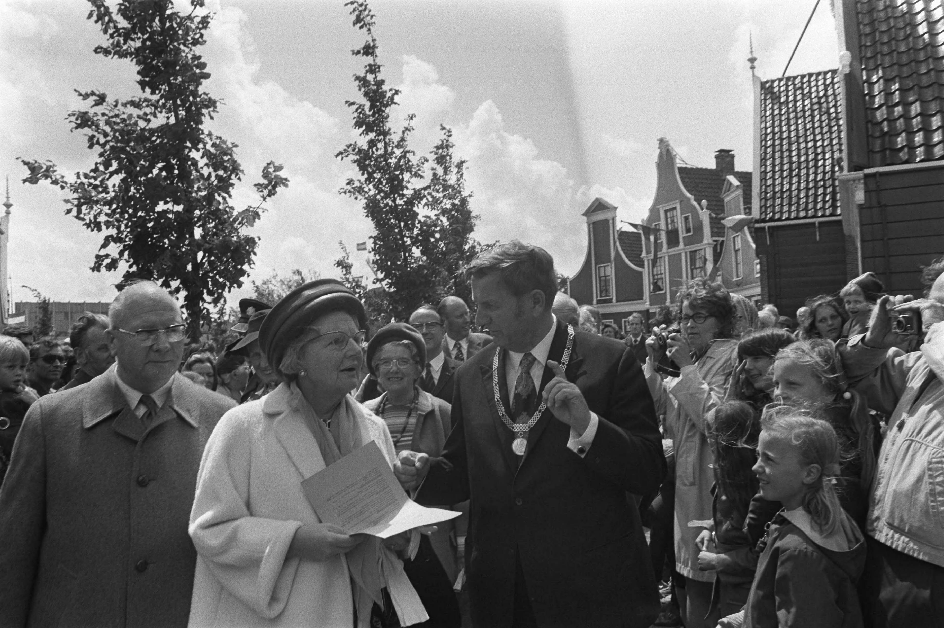 Koningin Juliana op bezoek in de Zaanstreek — Koningin Juliana tijdens de rondleiding in Zaandam, met burgemeester van Zaandam Reint Laan (r) en wethouder van Zaandam D. Metselaar (l) — Foto: Fotograaf Onbekend / Anefo. Licentie: Set B: Rechtenvrij / Publiek Domein. Bron: Nationaal Archief. http://hdl.handle.net/10648/abec0f78-d0b4-102d-bcf8-003048976d84