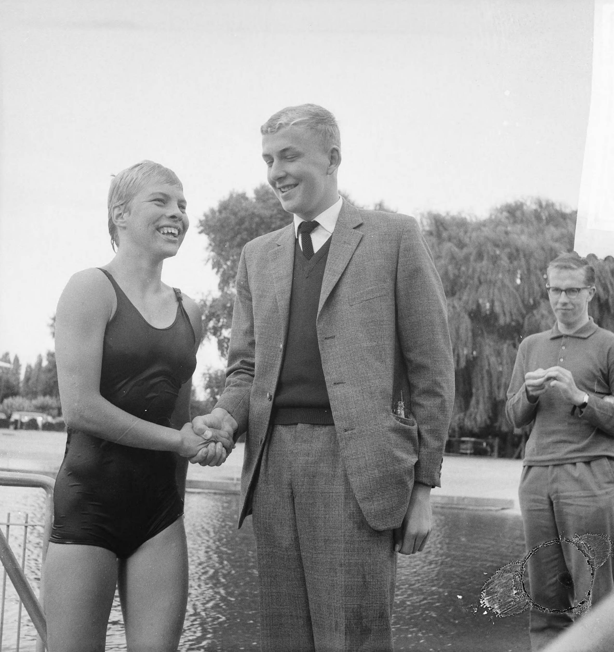 Fotocollectie Anefo — Nederlands kampioenschap zwemmen 1500 meter in Breda. Johan Bontekoe feliciteert Ineke Tigelaar — Foto: Koch, Eric / Anefo. Licentie: Set B: Rechtenvrij / Publiek Domein. Bron: Nationaal Archief. http://hdl.handle.net/10648/a9dde8d2-d0b4-102d-bcf8-003048976d84