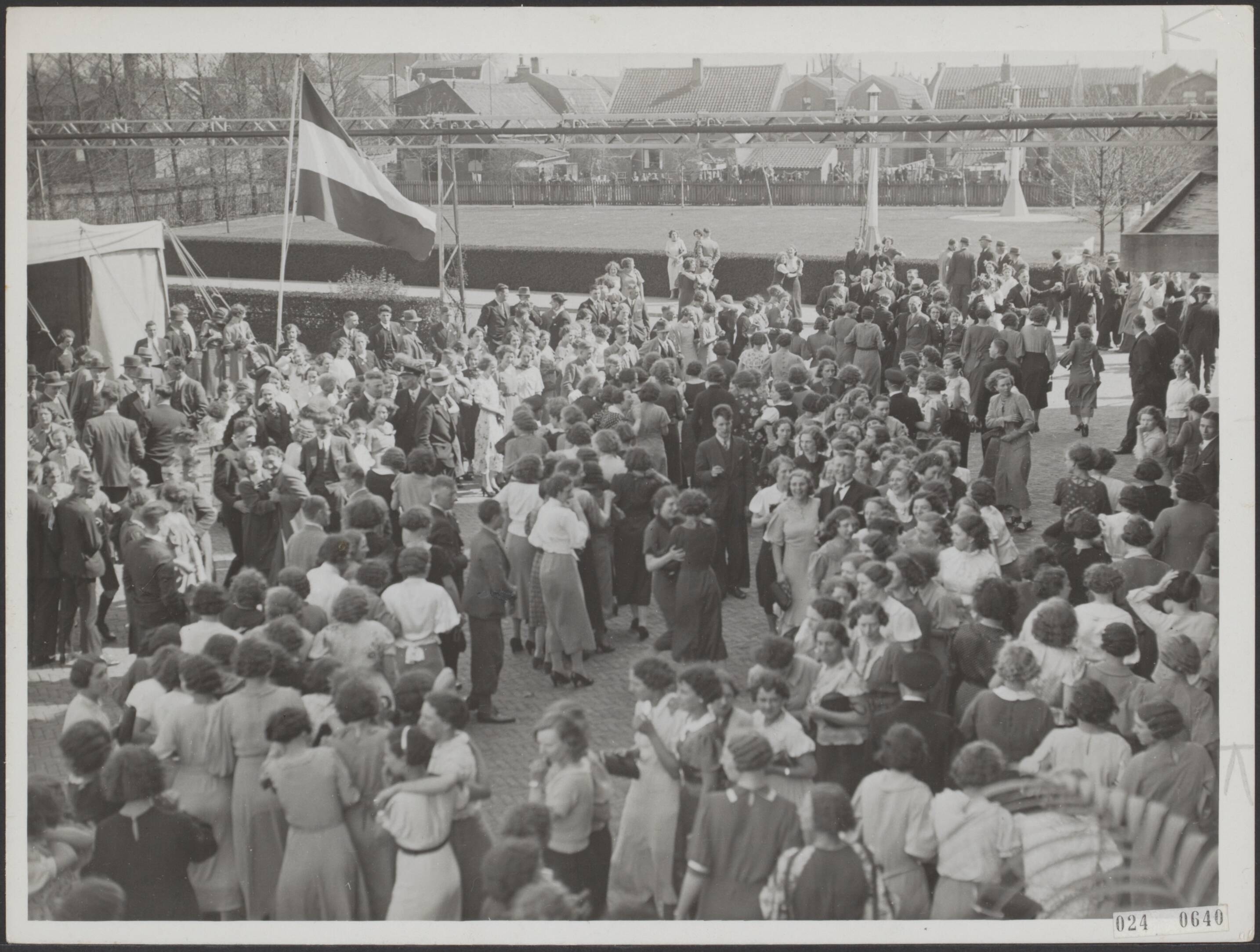 Fotocollectie Elsevier Binnenland — Herdenking 50-jarig bestaan van de Verkade fabrieken. De meisjes die 's-morgens per extra trein uit Amsterdam gekomen waren, zorgden voor een vrolijke stemming, en onder de tonen van Verkade's harmonie werd al spoedig een dansje gemaakt — Foto: N.V. Polygoon. Licentie: Set B: Rechtenvrij / Publiek Domein. Bron: Nationaal Archief. http://hdl.handle.net/10648/add80a58-d0b4-102d-bcf8-003048976d84